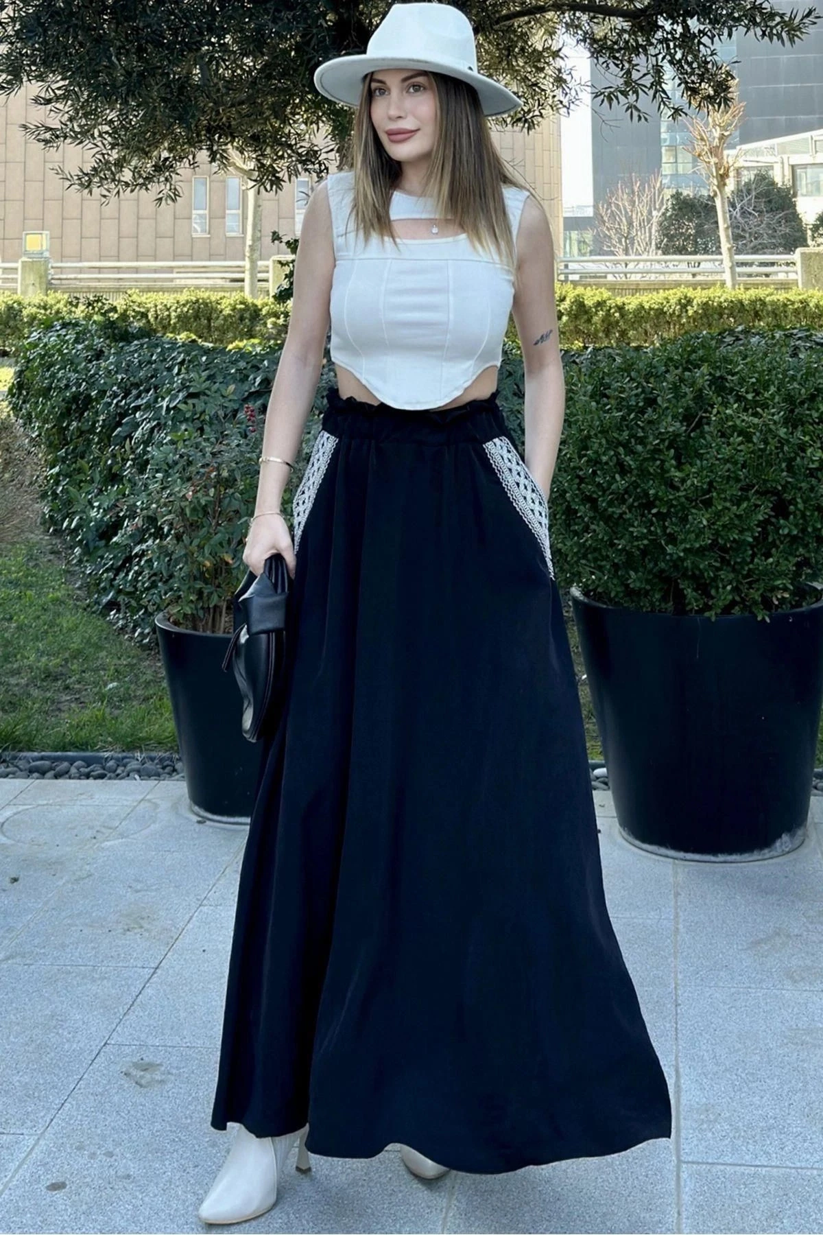 Kadın Siyah Beli Lastikli, Cepleri Hasır İşlemeli, Rahat Kesim, Uzun Kiloş Etek