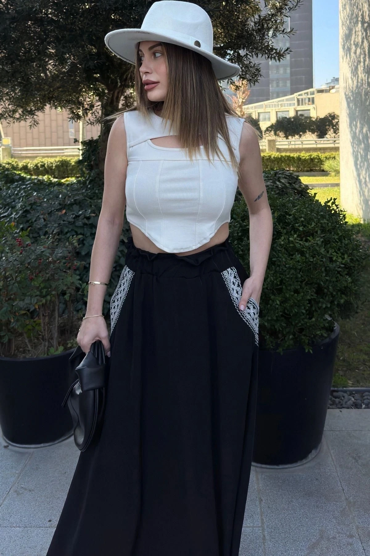 Kadın Siyah Beli Lastikli, Cepleri Hasır İşlemeli, Rahat Kesim, Uzun Kiloş Etek