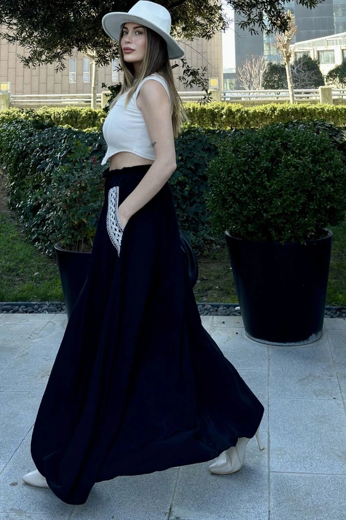 Kadın Siyah Beli Lastikli, Cepleri Hasır İşlemeli, Rahat Kesim, Uzun Kiloş Etek