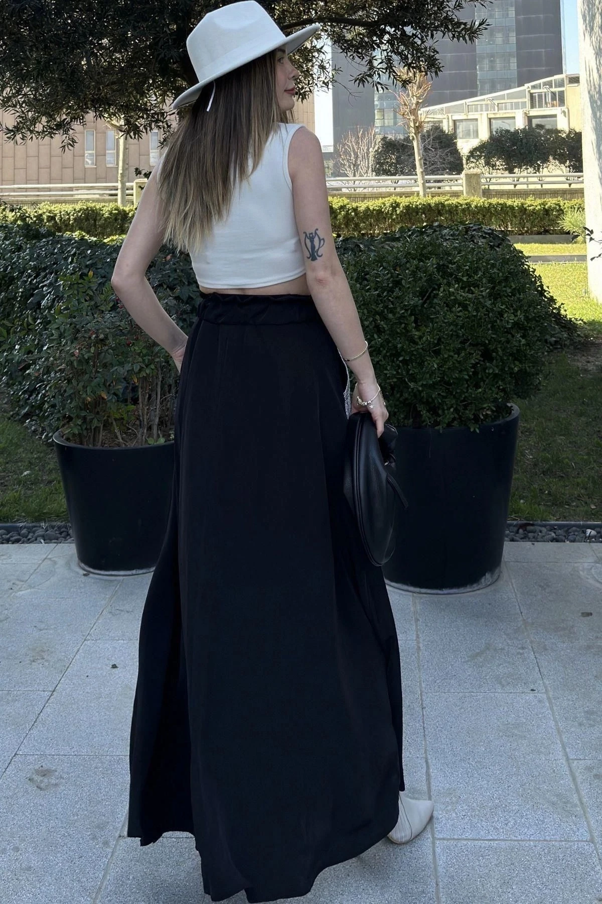 Kadın Siyah Beli Lastikli, Cepleri Hasır İşlemeli, Rahat Kesim, Uzun Kiloş Etek