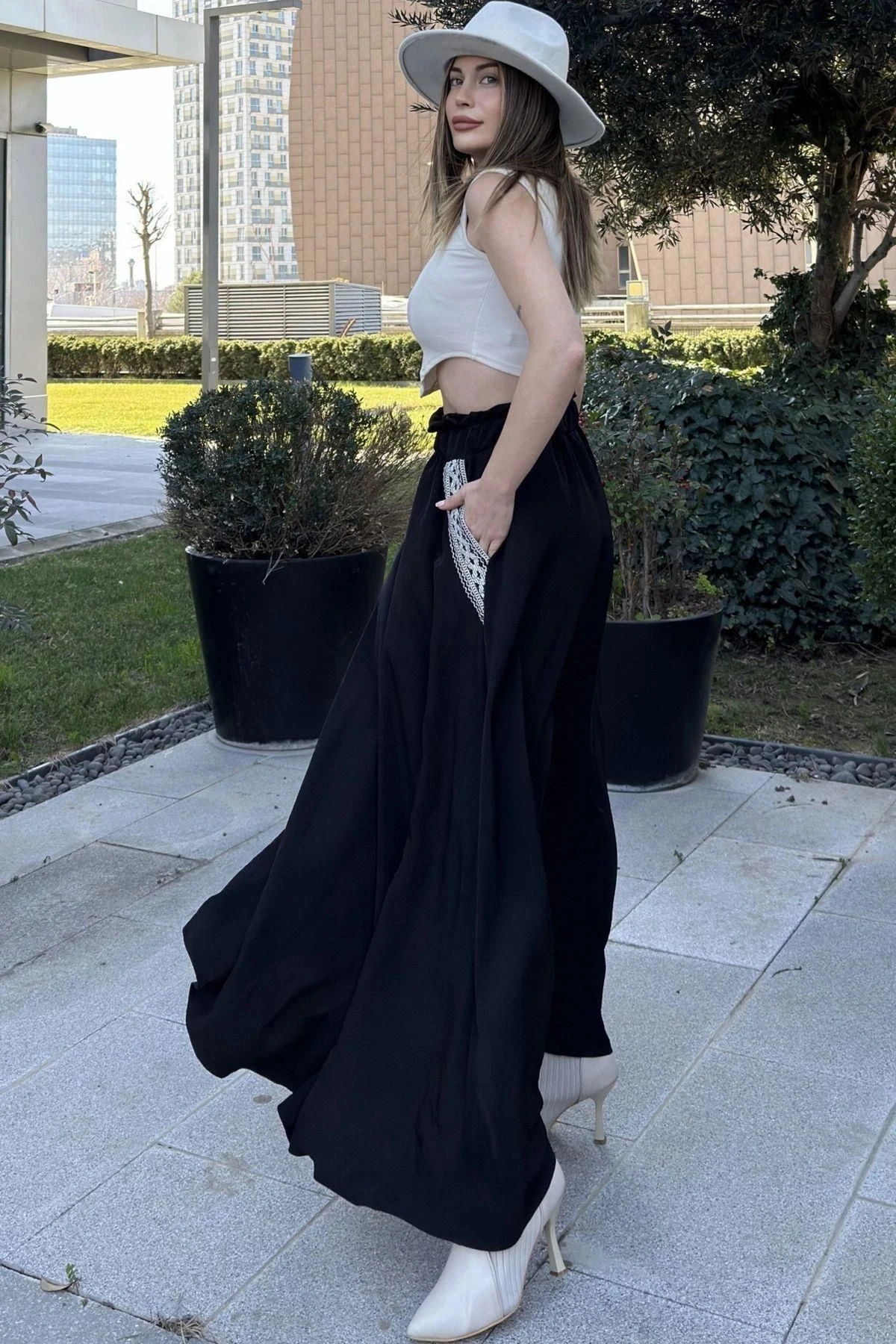 Kadın Siyah Beli Lastikli, Cepleri Hasır İşlemeli, Rahat Kesim, Uzun Kiloş Etek