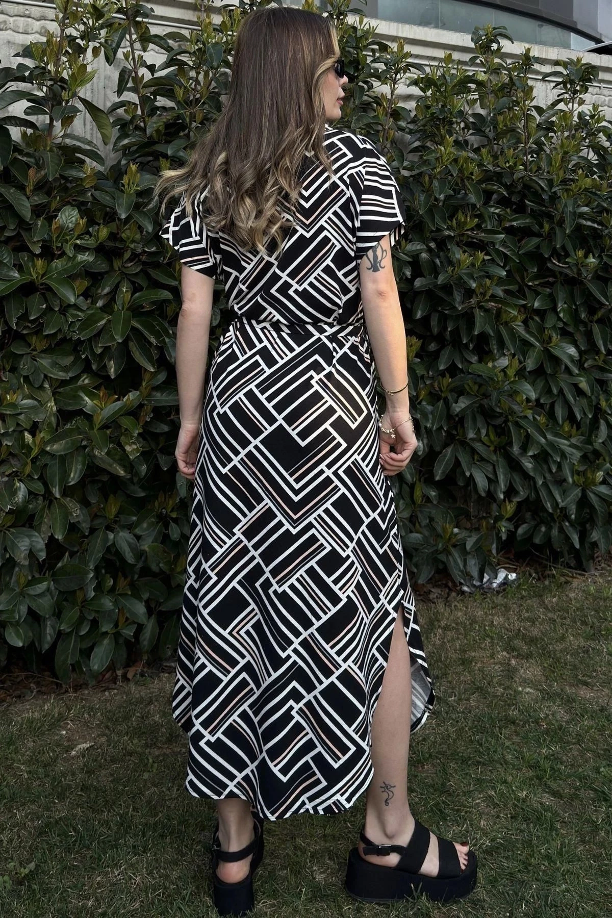 Kadın Siyah & Beyaz Kısa Kol, V Yaka, Beli Kuşaklı Salaş Uzun Elbise