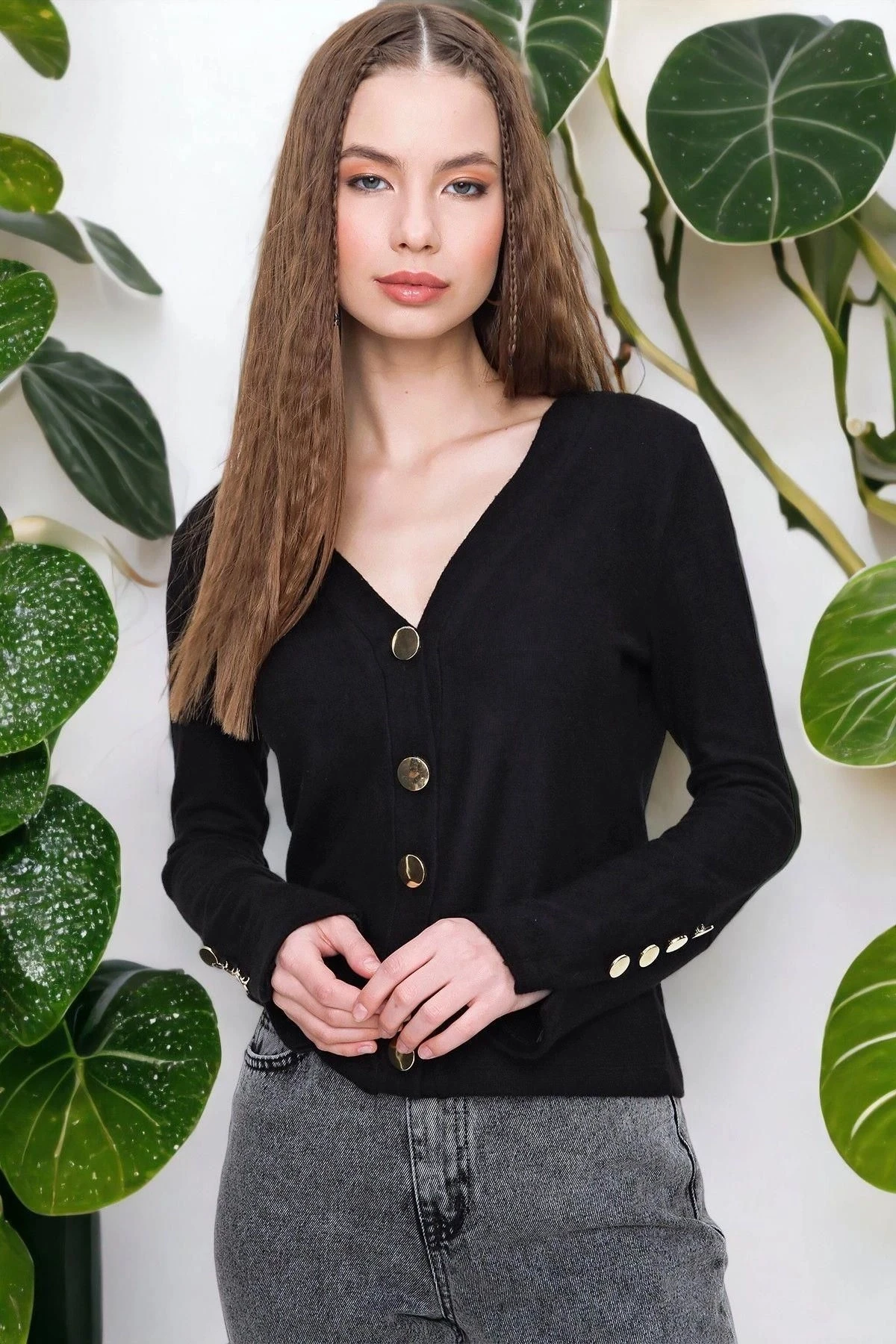 Kadın Siyah Düğmeli, Yumuşak Dokulu, Düz Kesim Hırka (GOLD DÜĞME DETAYLI VEYA KISA TRİKO)