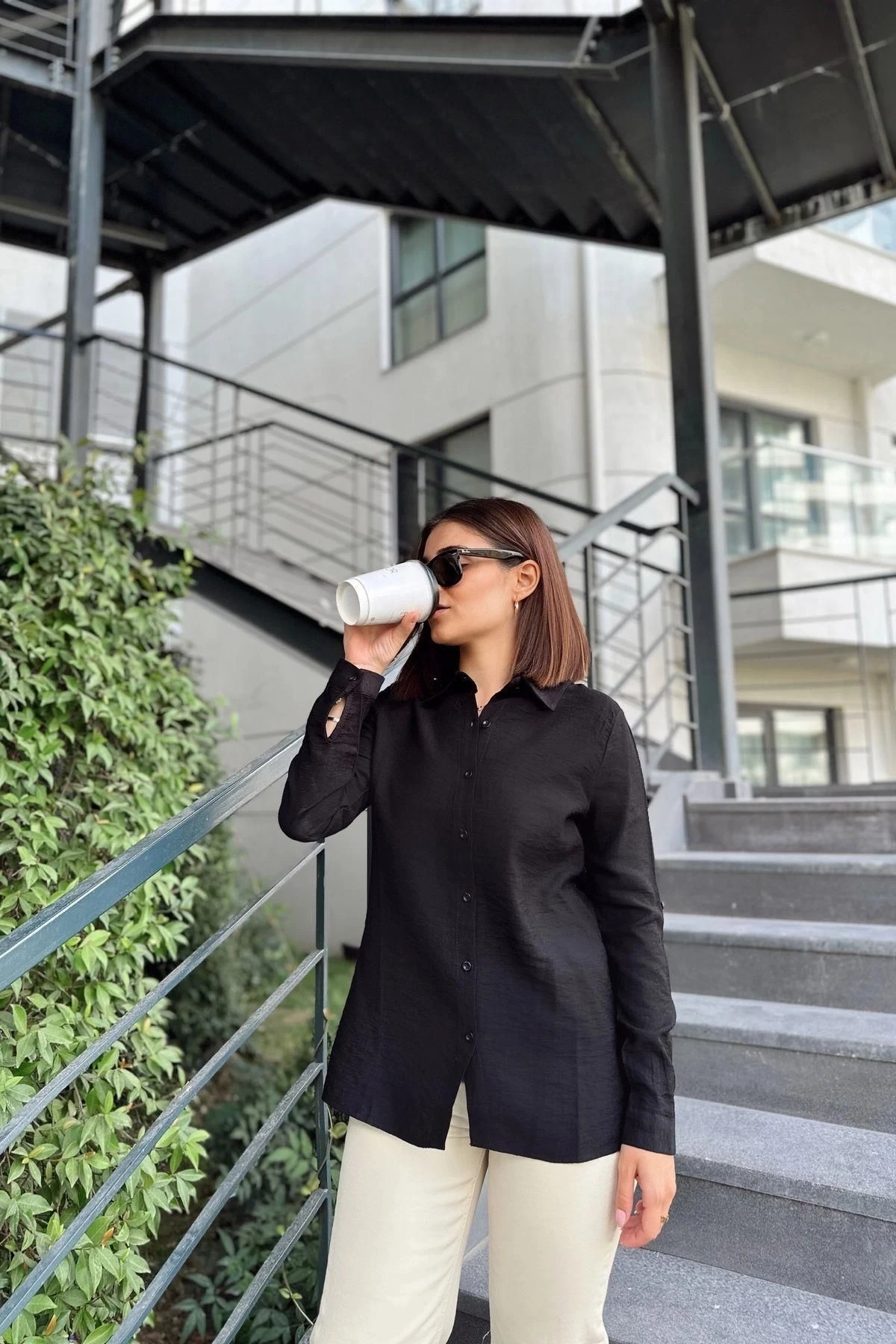 Kadın Siyah Klasik Yaka Uzun Kol Regular Kesim Standart Boy Gömlek (Özel Kumaş)