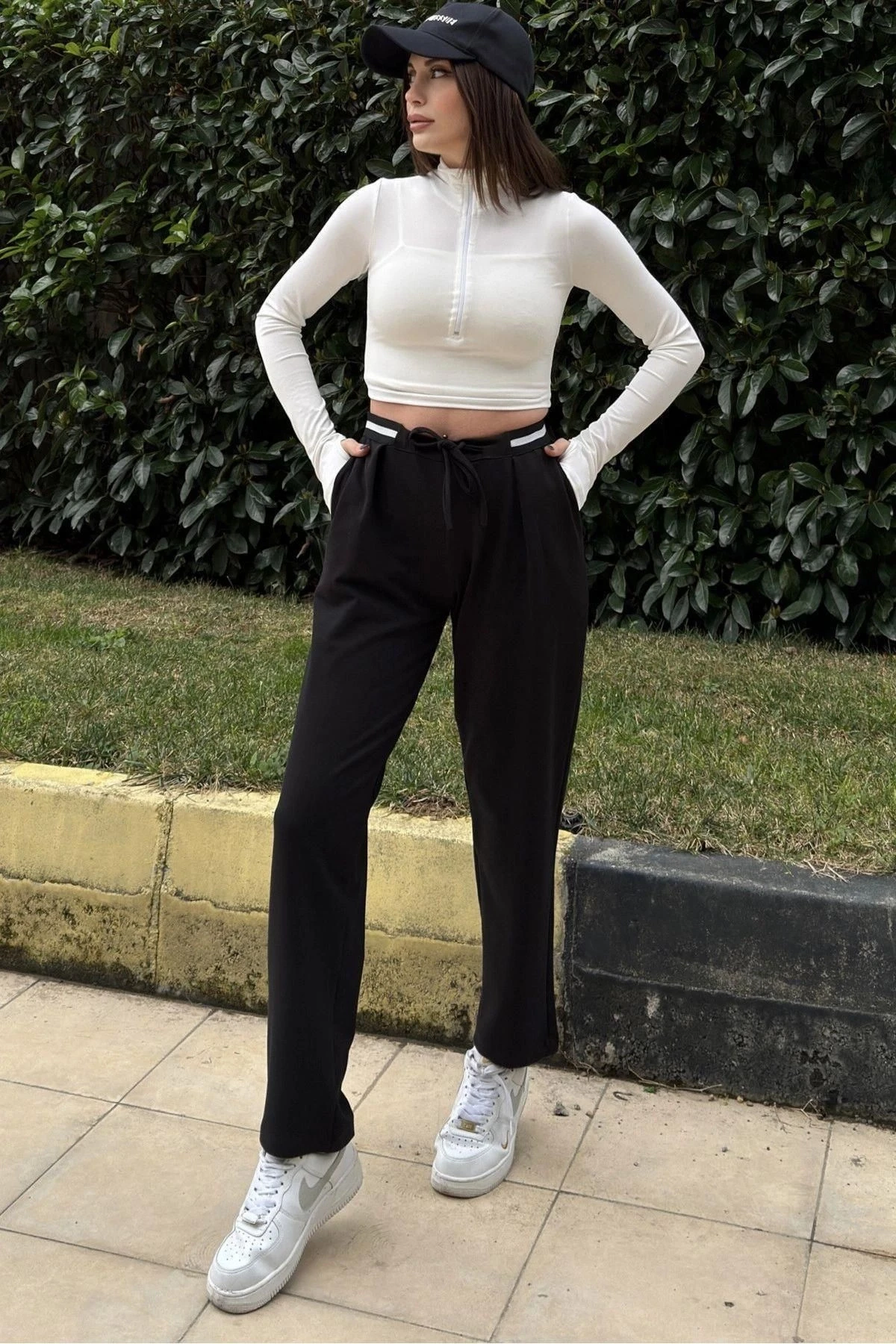 Kadın Siyah Lastikli Bel, Bağcık Detaylı, Rahat Kalıp Eşofman Altı