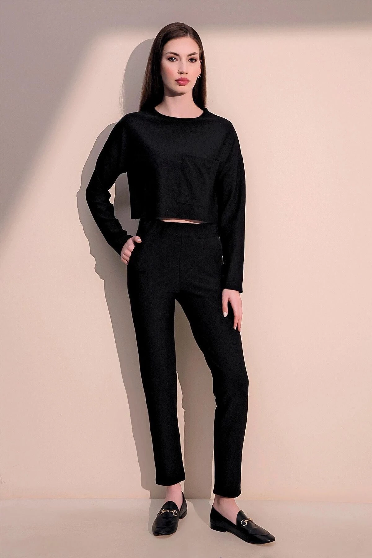 Kadın Siyah Modern Tarz Yumuşak Dokulu Beli Lastikli Cepli Pantolon