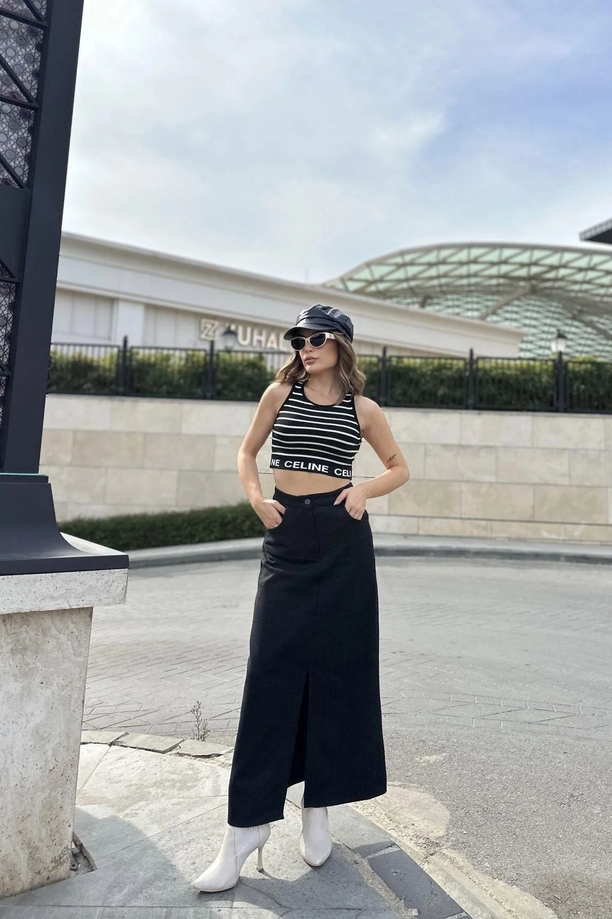 Kadın Siyah Önü Yarım Yırtmaçlı, Yüksek Bel, Cepli Uzun Gabardin Etek