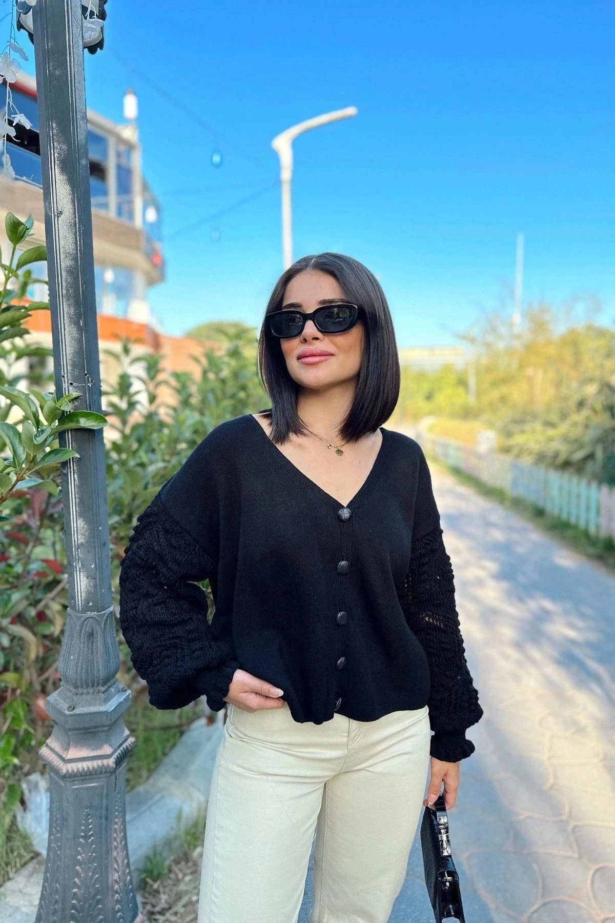 Kadın Siyah Yumuşak Dokulu, V Yaka Uzun Kol, Ponpon Detaylı, Triko Hırka