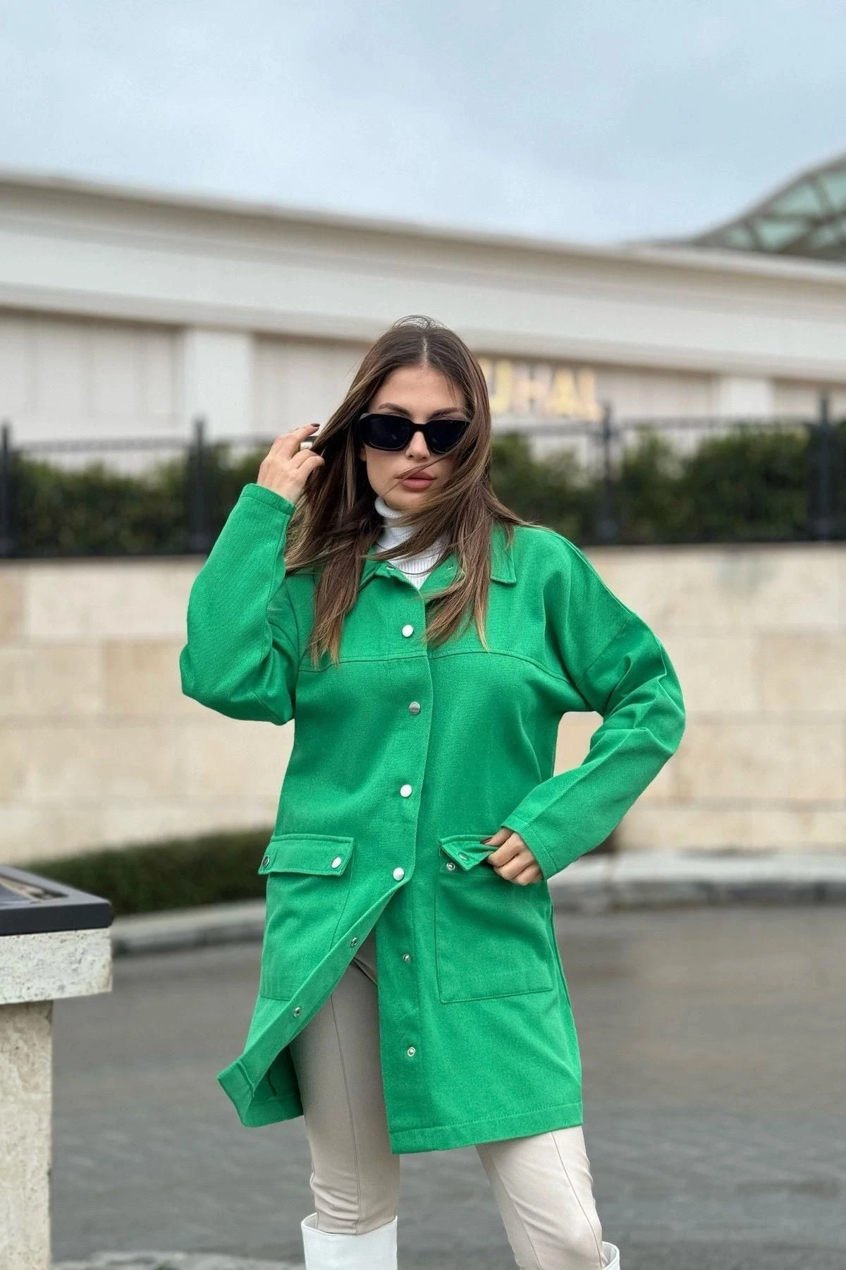 Kadın Yeşil Çift Cepli, Çıtçıt Düğmeli, Salaş Uzun Gabardin Ceket