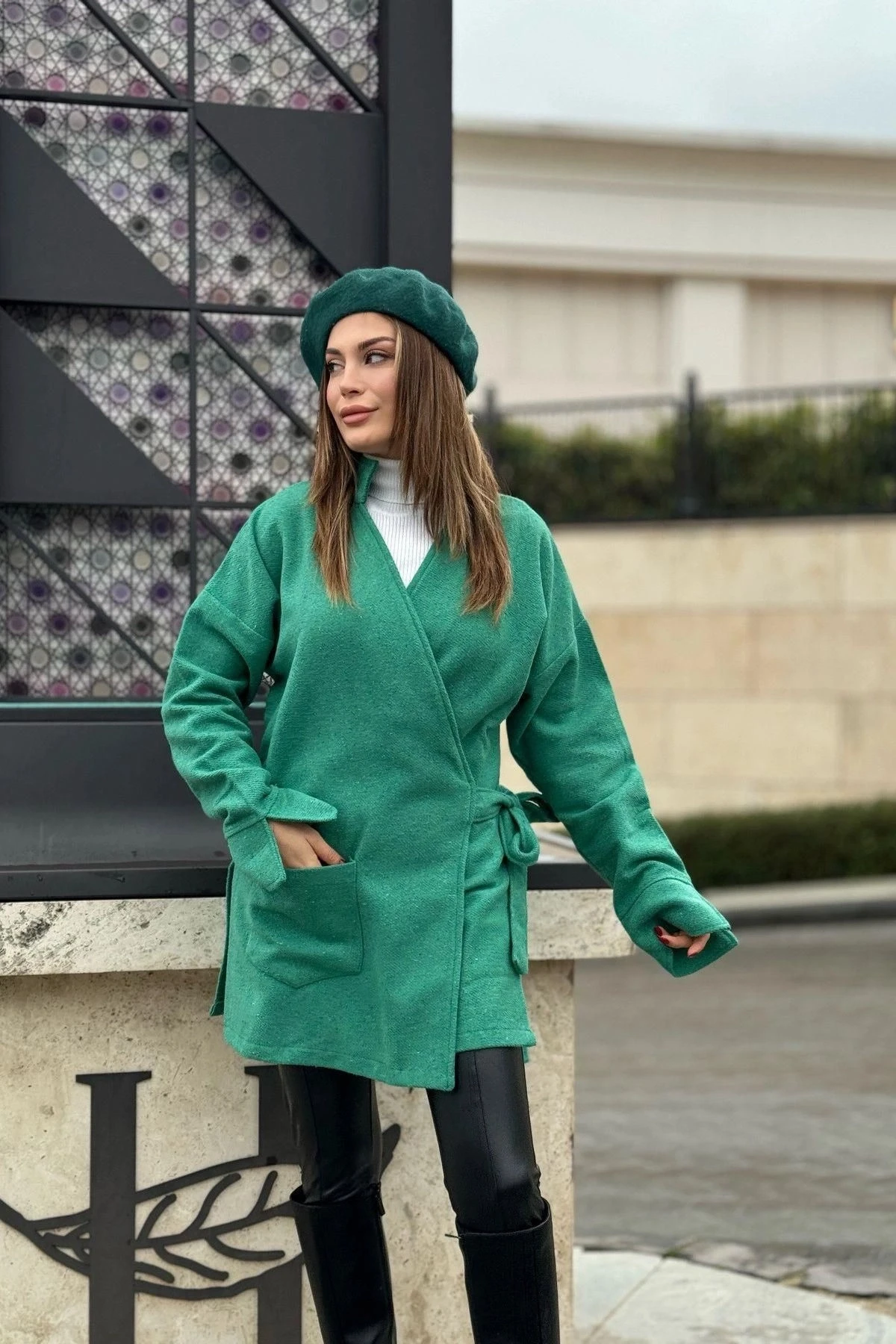 Kadın Yeşil Kruvaze Yaka, Yandan Bağlama Detaylı, Yırtmaçlı Kaşe Ceket