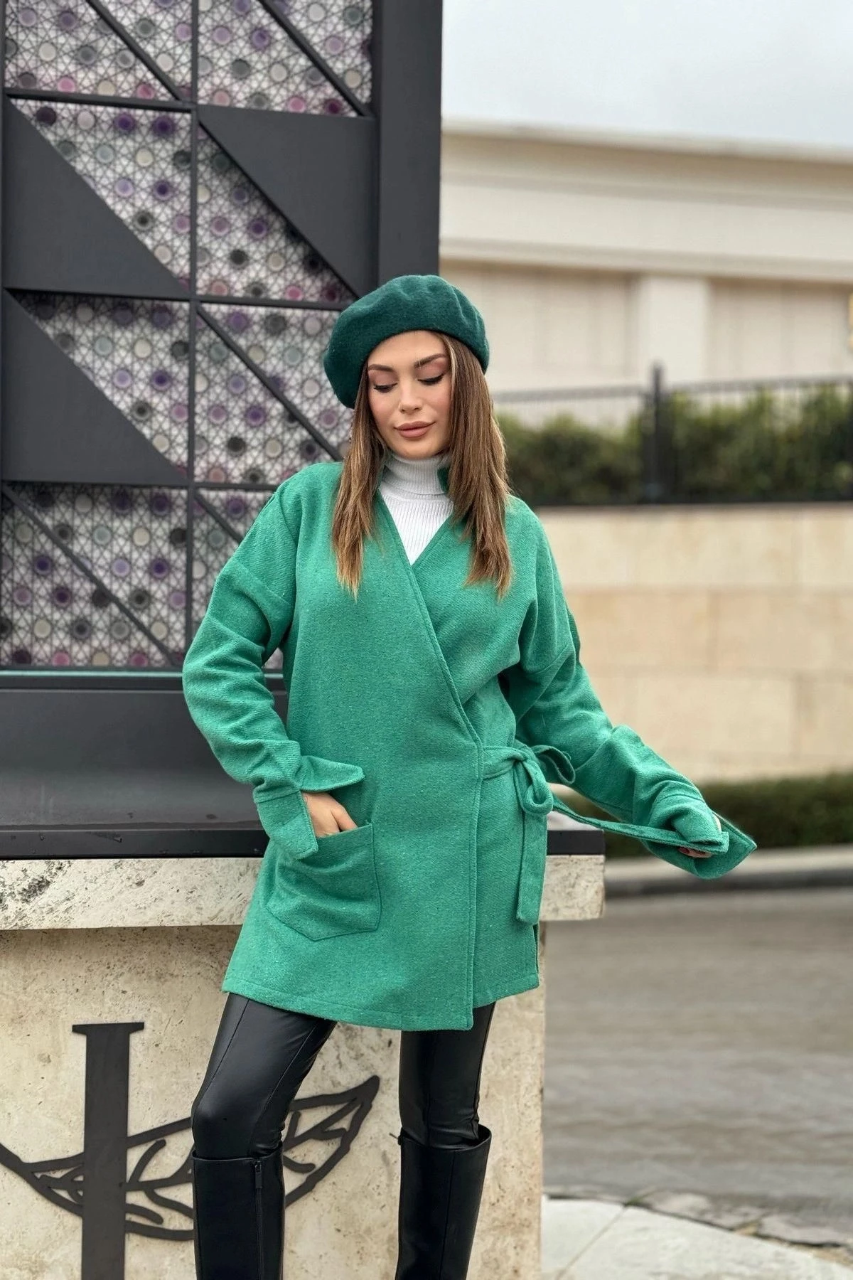 Kadın Yeşil Kruvaze Yaka, Yandan Bağlama Detaylı, Yırtmaçlı Kaşe Ceket