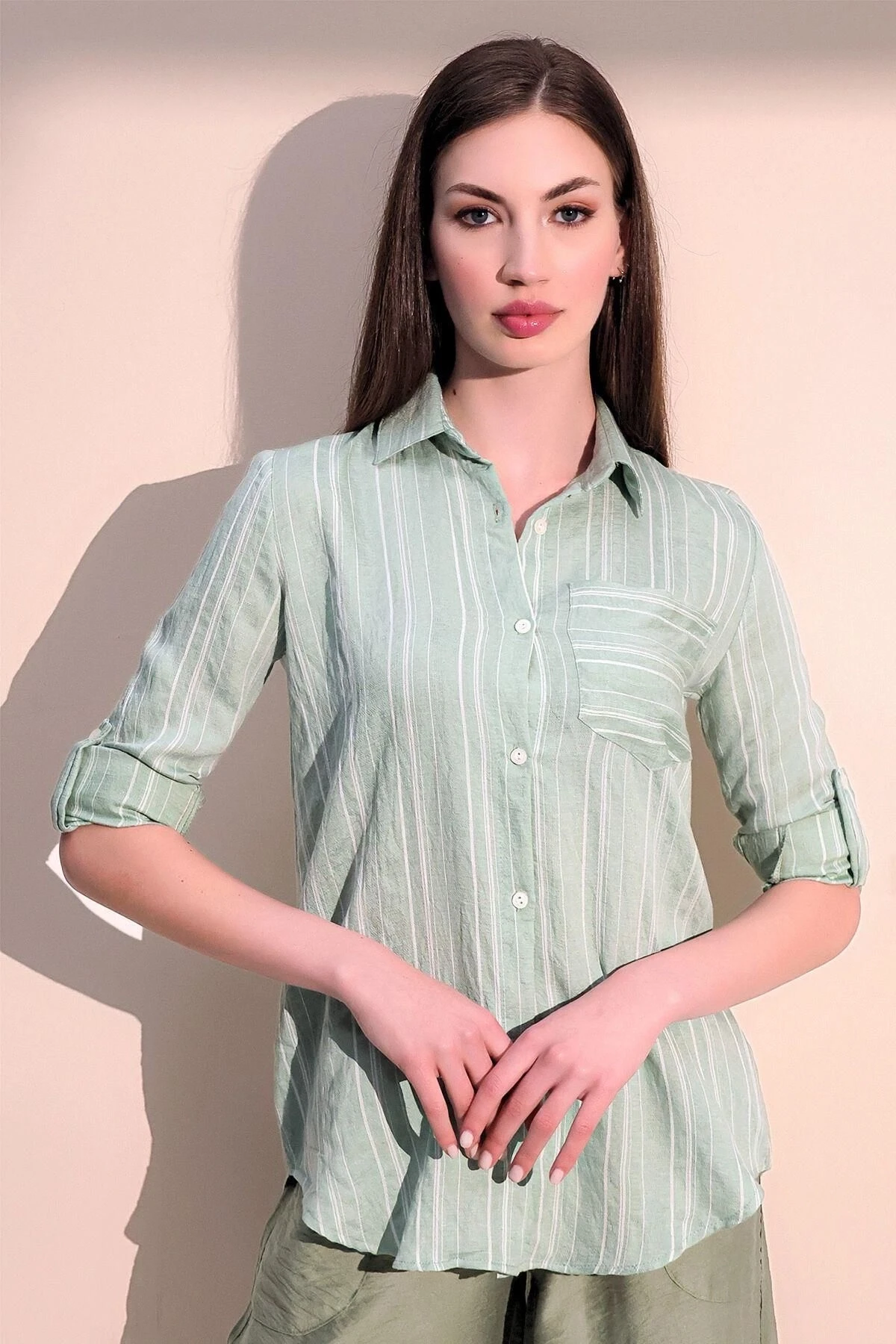 Kadın Yeşil Uzun Kol Özel Kumaş Tek Cep Gömlek Dik Çizgili Arkası Uzun Basic Kesim Gömlek