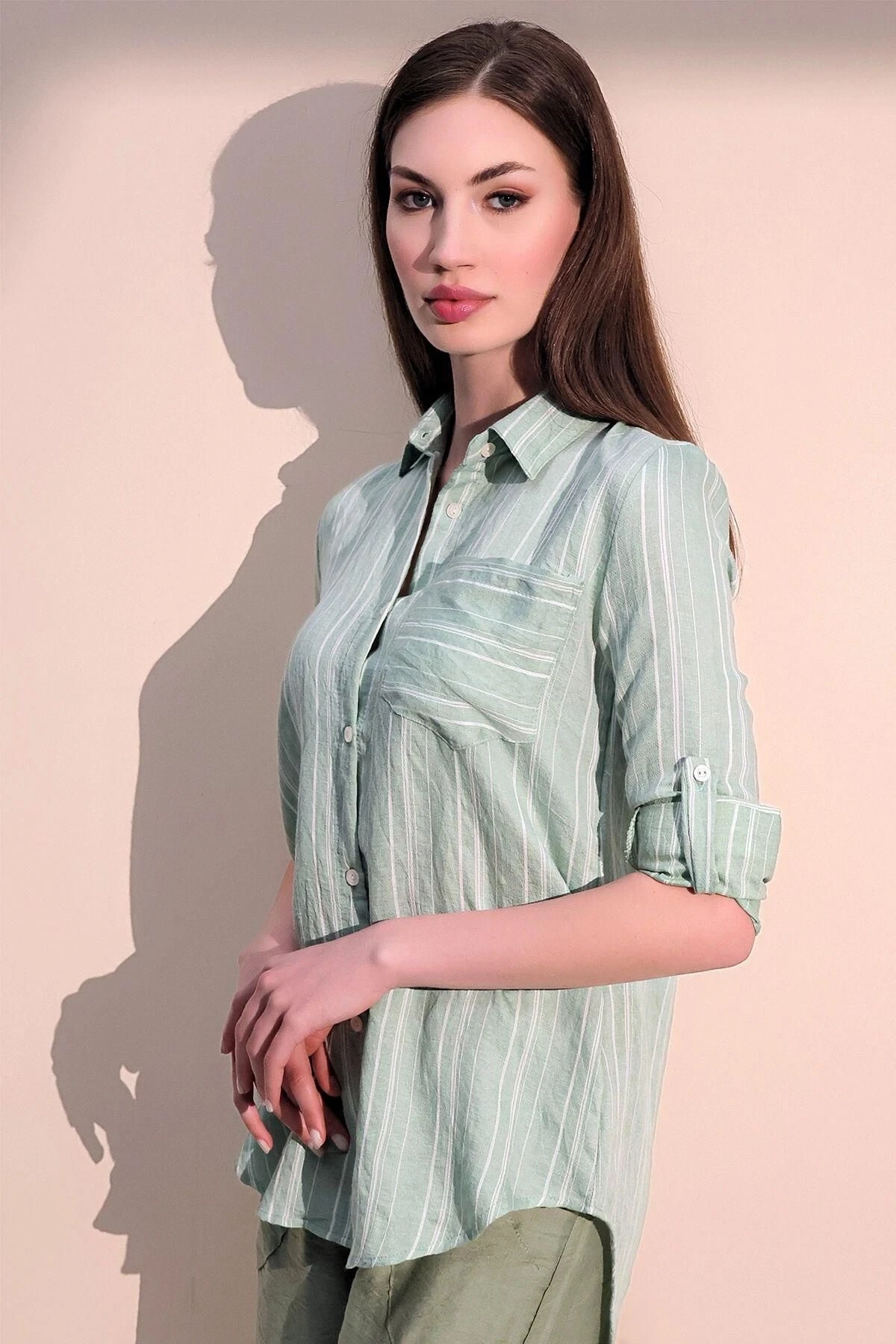 Kadın Yeşil Uzun Kol Özel Kumaş Tek Cep Gömlek Dik Çizgili Arkası Uzun Basic Kesim Gömlek