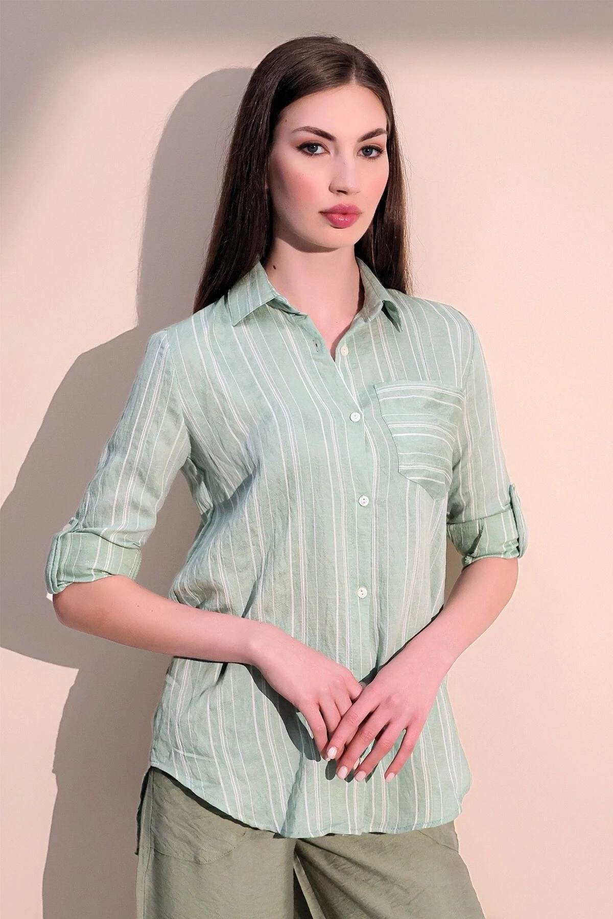Kadın Yeşil Uzun Kol Özel Kumaş Tek Cep Gömlek Dik Çizgili Arkası Uzun Basic Kesim Gömlek