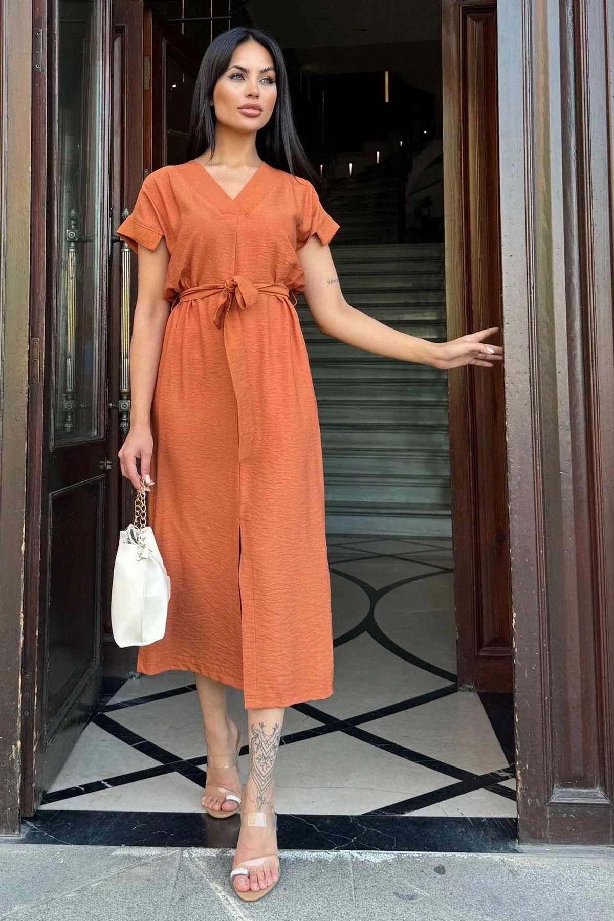 Kiremit V Yaka, Kısa Kol, Airobin Kumaş, Omuz Detaylı, Kemerli/Kuşaklı, Önden Yırtmaçlı Maxi Elbise