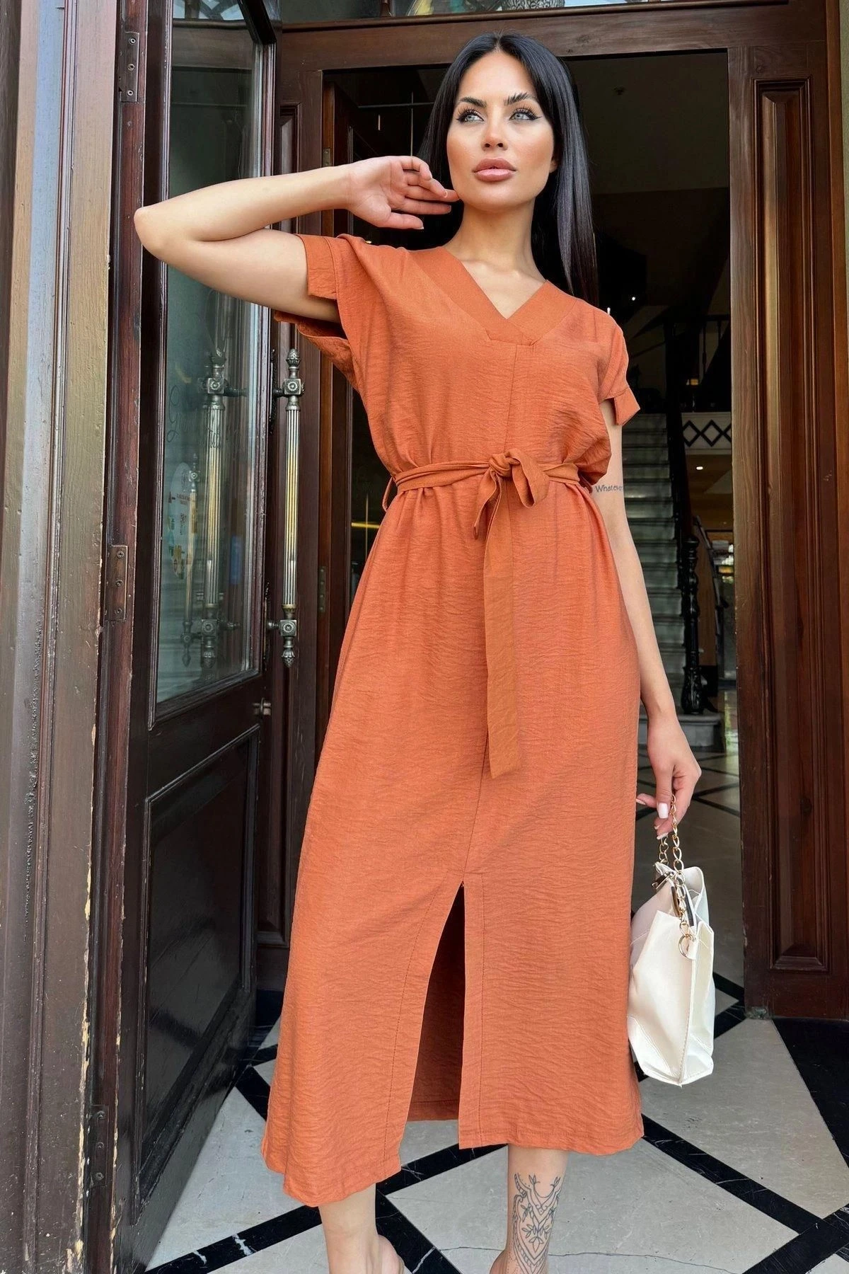 Kiremit V Yaka, Kısa Kol, Airobin Kumaş, Omuz Detaylı, Kemerli/Kuşaklı, Önden Yırtmaçlı Maxi Elbise