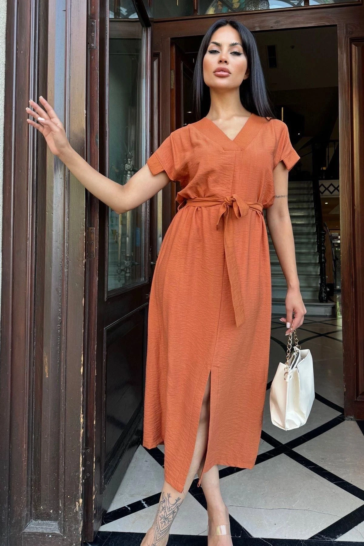 Kiremit V Yaka, Kısa Kol, Airobin Kumaş, Omuz Detaylı, Kemerli/Kuşaklı, Önden Yırtmaçlı Maxi Elbise