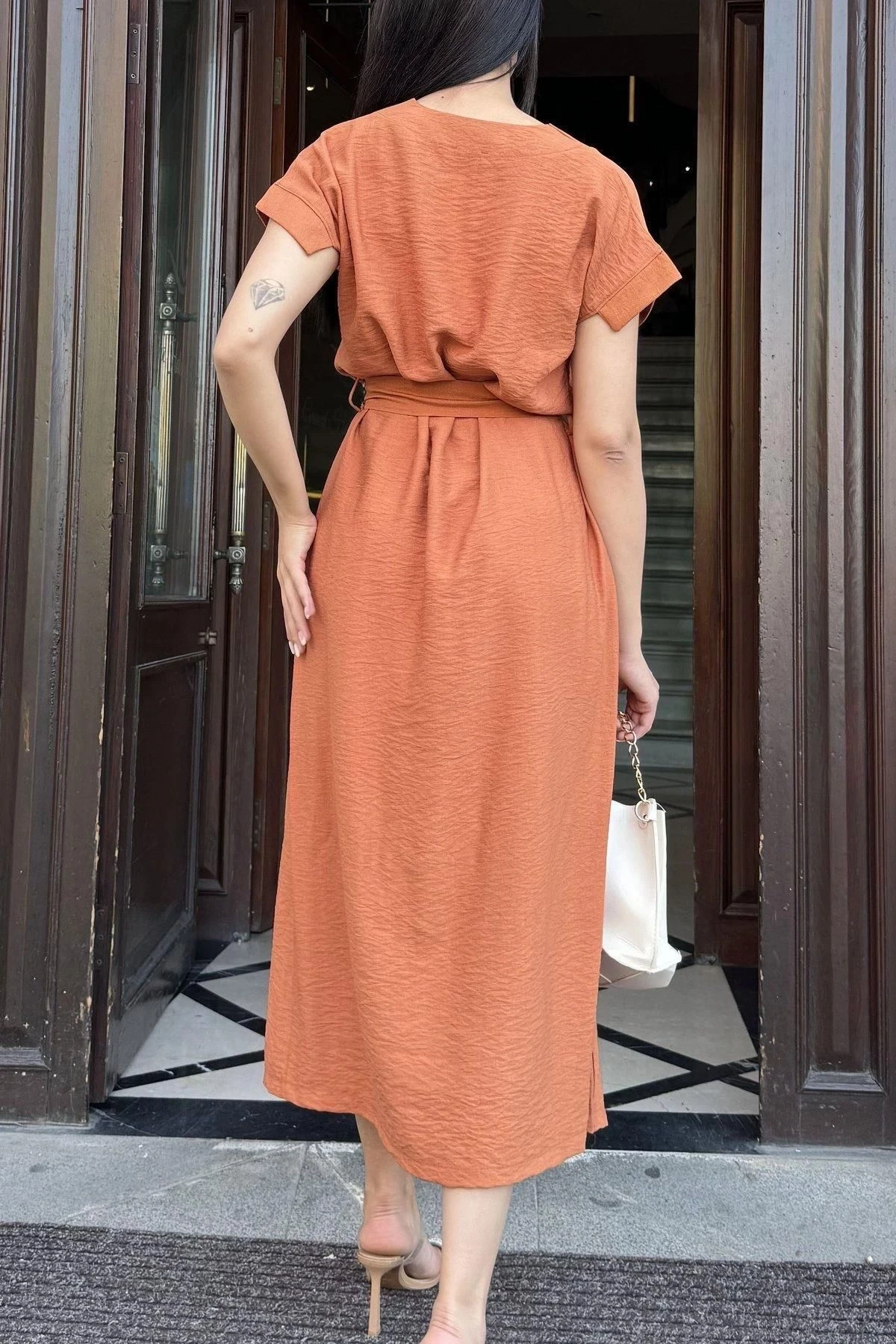 Kiremit V Yaka, Kısa Kol, Airobin Kumaş, Omuz Detaylı, Kemerli/Kuşaklı, Önden Yırtmaçlı Maxi Elbise