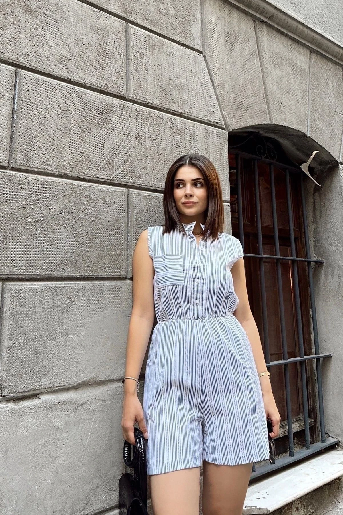 Laci Kolsuz, Düğmeli Hakim Yaka, Beli Lastikli, Cepli, Şort Modelli Kısa Çizgili Tulum