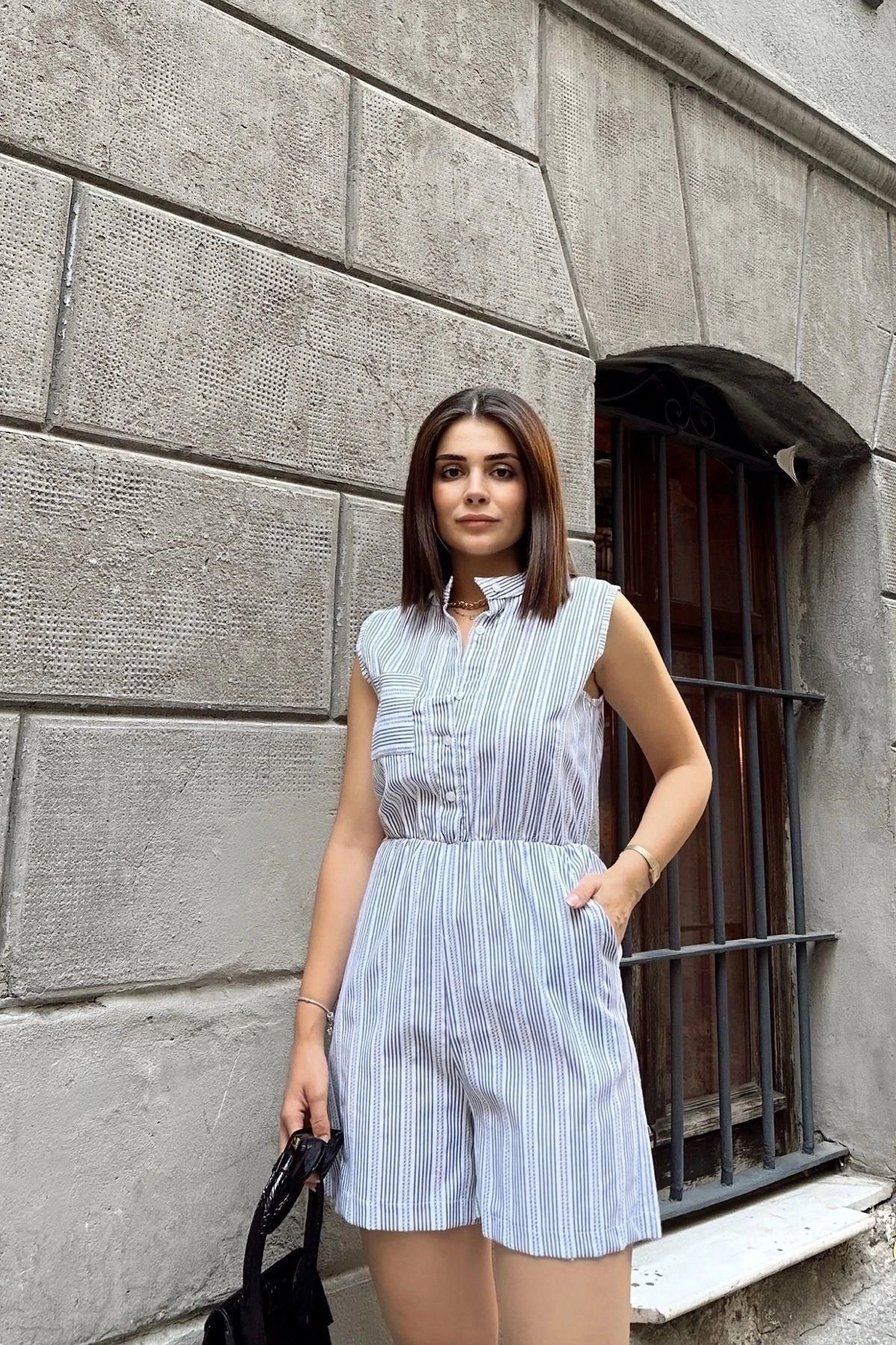 Laci Kolsuz, Düğmeli Hakim Yaka, Beli Lastikli, Cepli, Şort Modelli Kısa Çizgili Tulum