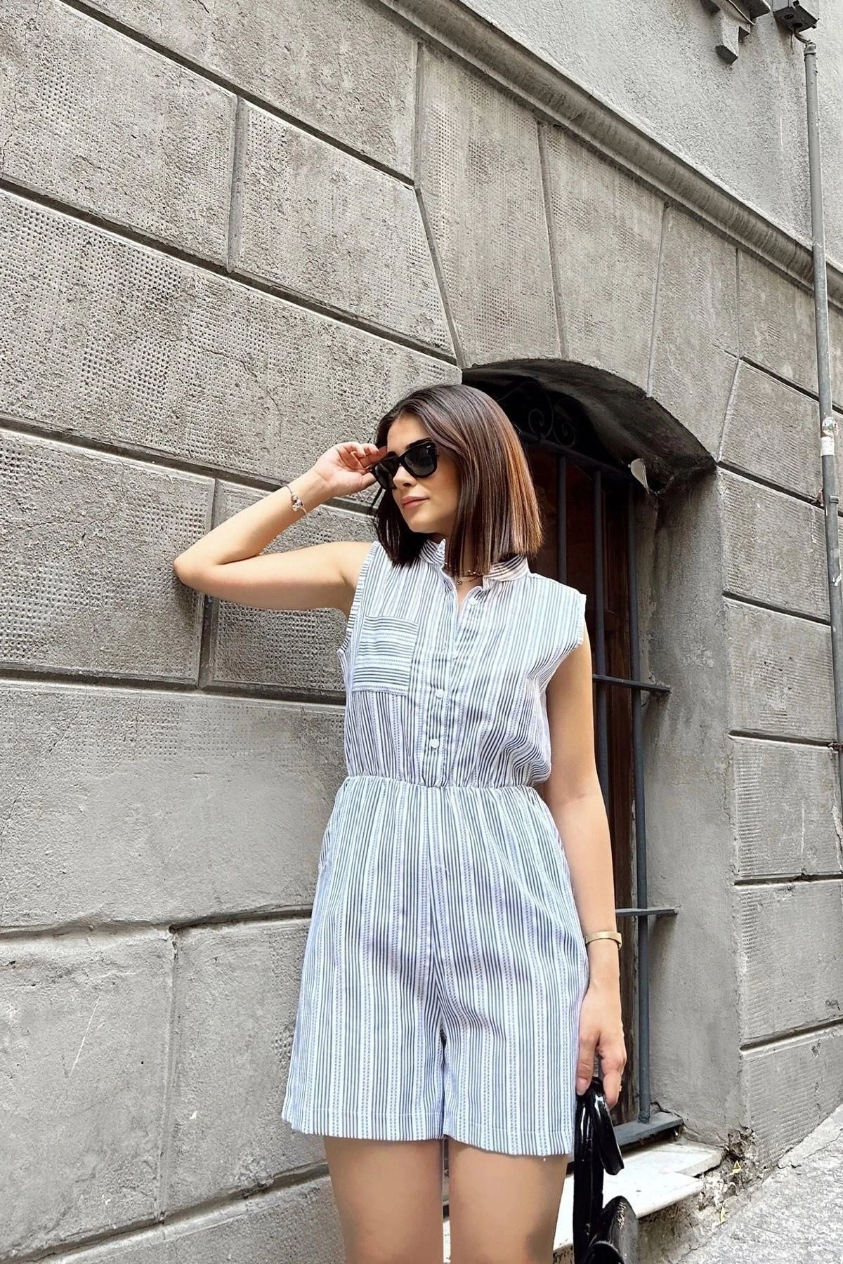 Laci Kolsuz, Düğmeli Hakim Yaka, Beli Lastikli, Cepli, Şort Modelli Kısa Çizgili Tulum