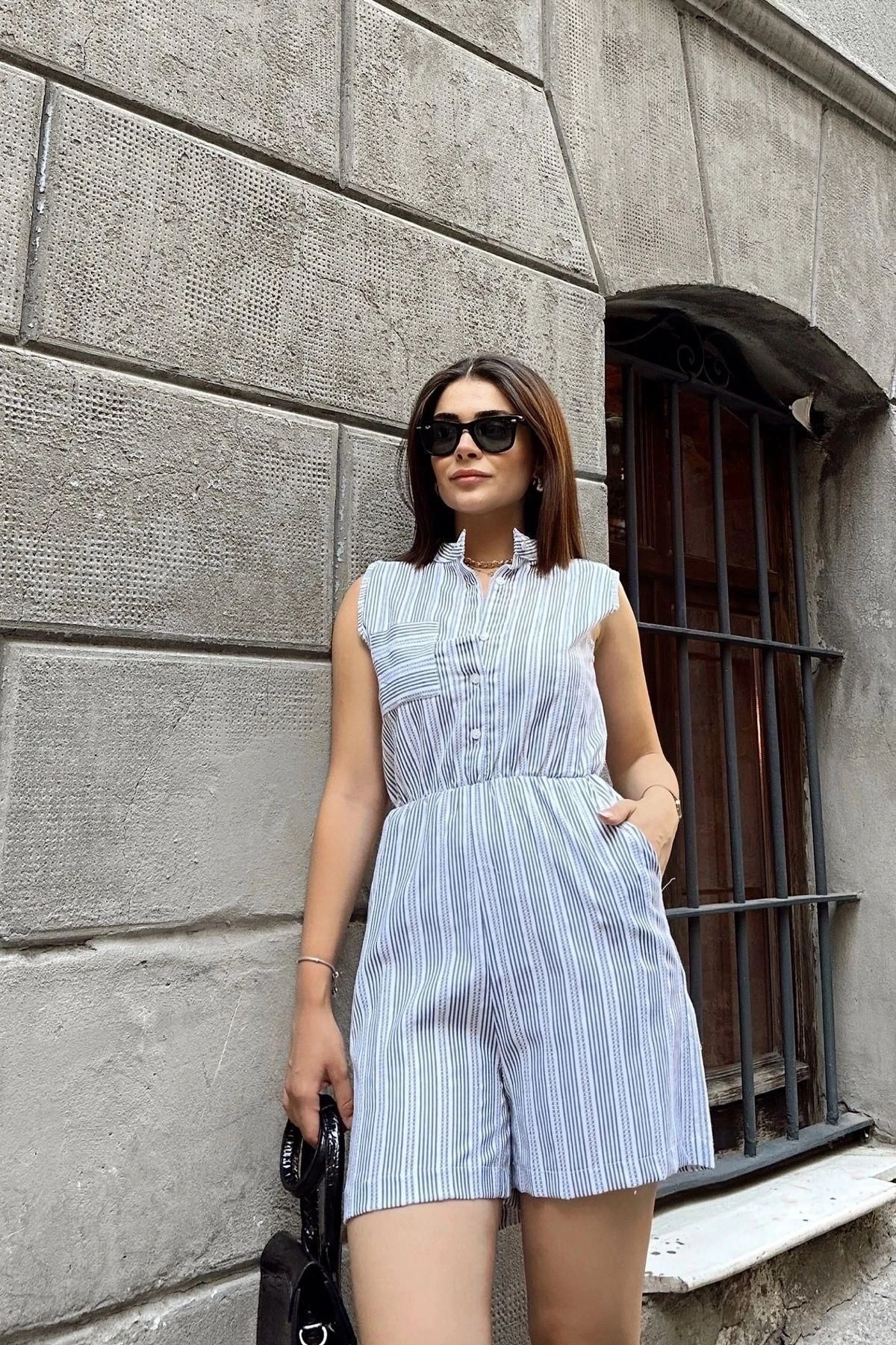 Laci Kolsuz, Düğmeli Hakim Yaka, Beli Lastikli, Cepli, Şort Modelli Kısa Çizgili Tulum