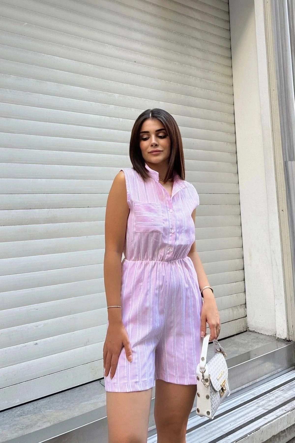 Lila Kolsuz, Düğmeli Hakim Yaka, Beli Lastikli, Cepli, Şort Modelli Kısa Çizgili Tulum