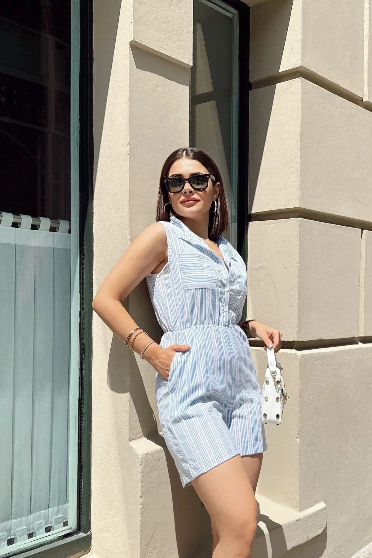 Mavi Kolsuz, Düğmeli Hakim Yaka, Beli Lastikli, Cepli, Şort Modelli Kısa Çizgili Tulum