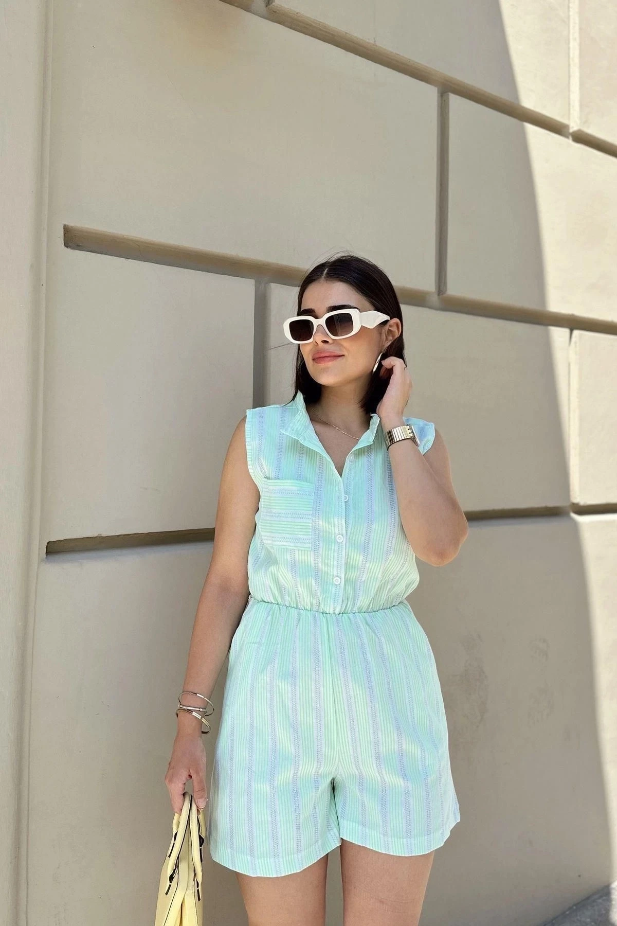 Neon Yeşil Kolsuz, Düğmeli Hakim Yaka, Beli Lastikli, Cepli, Şort Modelli Kısa Çizgili Tulum