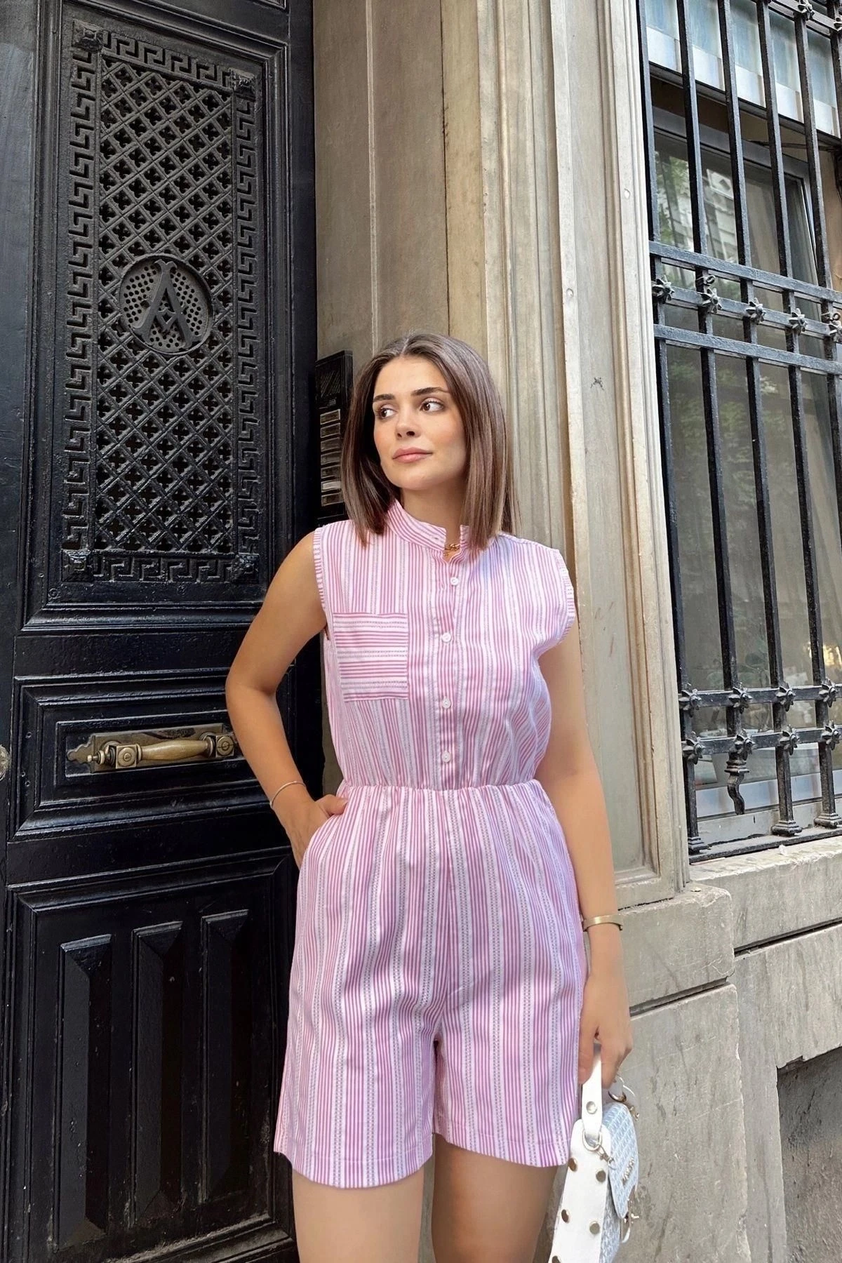 Pembe Kolsuz, Düğmeli Hakim Yaka, Beli Lastikli, Cepli, Şort Modelli Kısa Çizgili Tulum