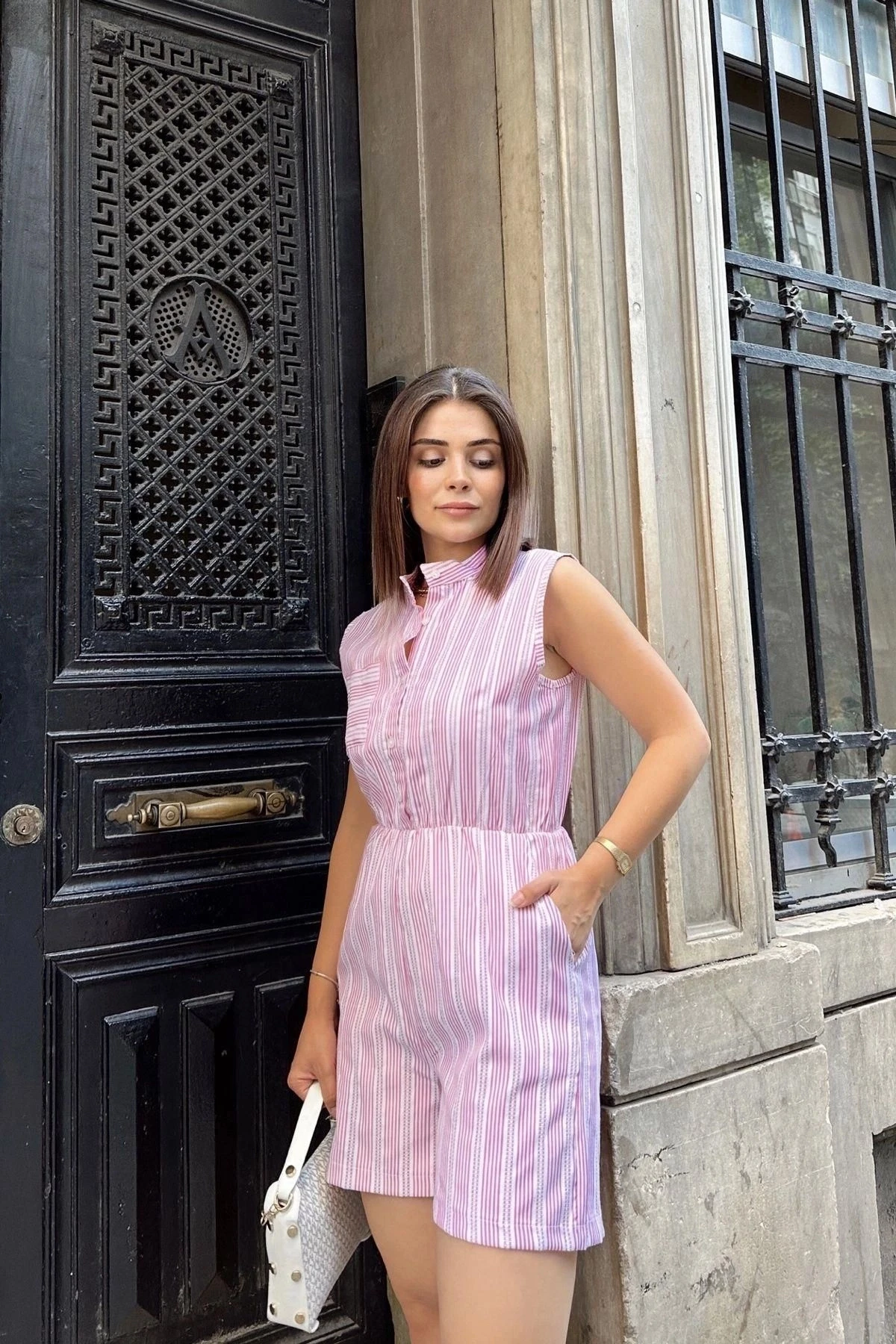 Pembe Kolsuz, Düğmeli Hakim Yaka, Beli Lastikli, Cepli, Şort Modelli Kısa Çizgili Tulum