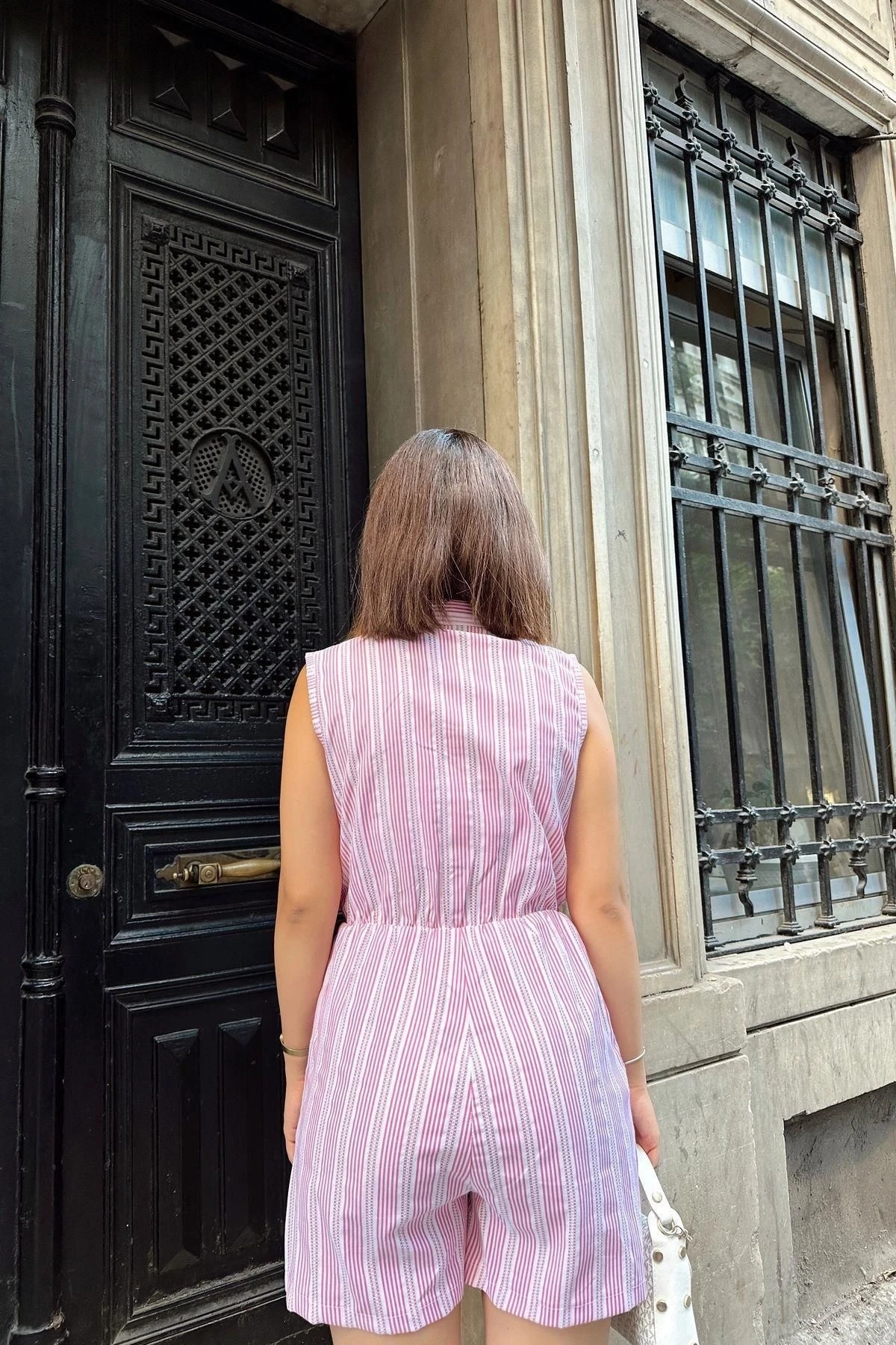 Pembe Kolsuz, Düğmeli Hakim Yaka, Beli Lastikli, Cepli, Şort Modelli Kısa Çizgili Tulum