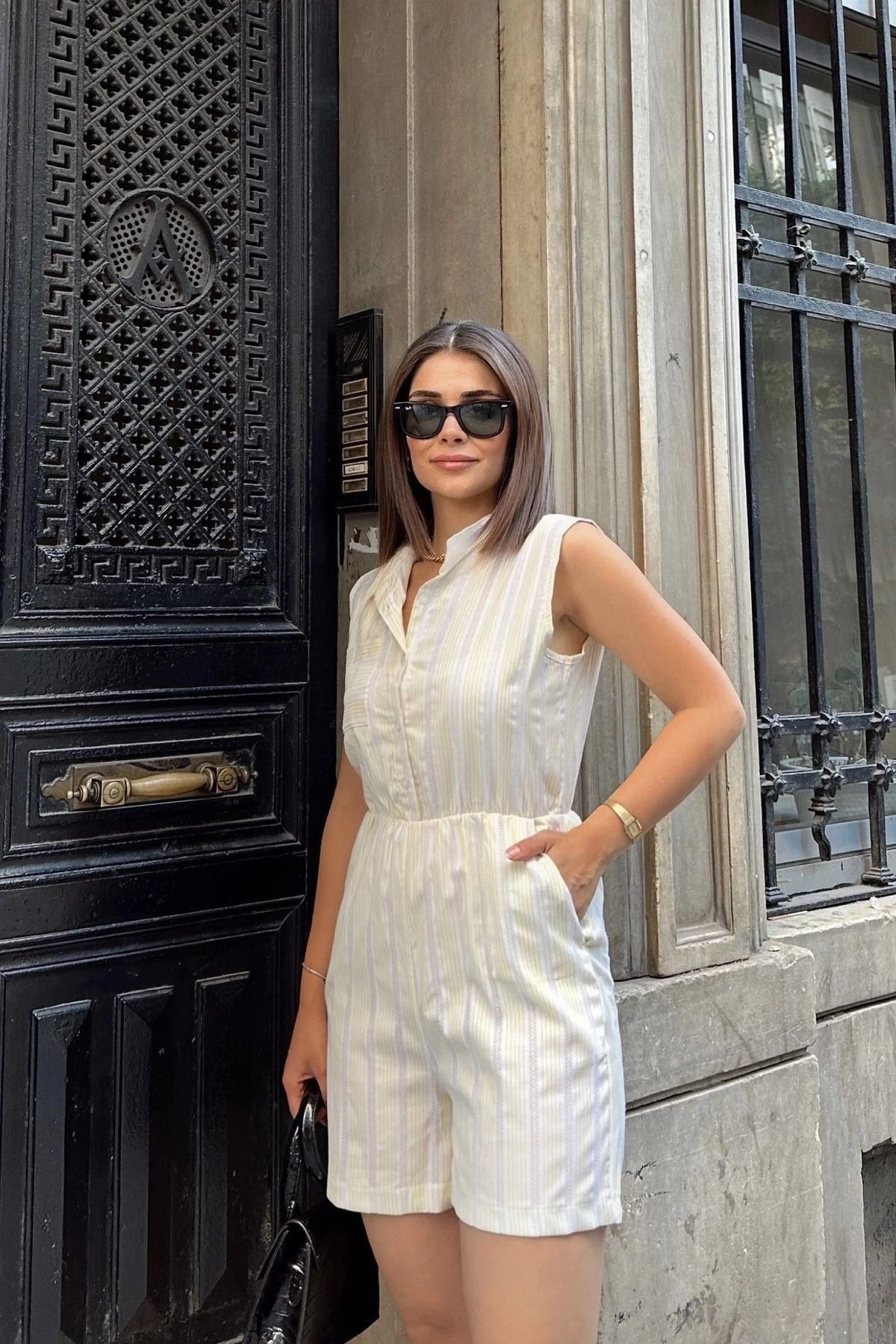 Sarı Kolsuz, Düğmeli Hakim Yaka, Beli Lastikli, Cepli, Şort Modelli Kısa Çizgili Tulum