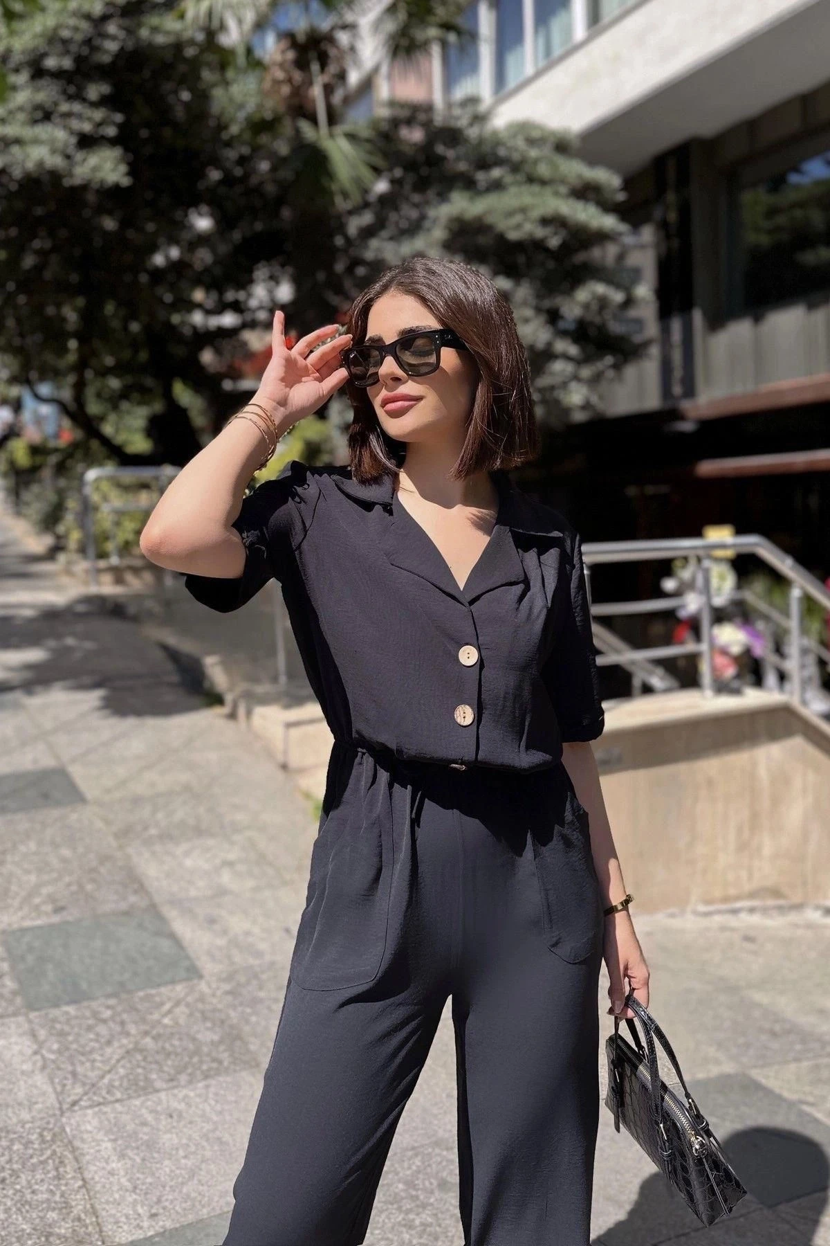 Siyah Apaş Yaka, Kısa Kol, Keten/Airobin Kumaş, Rahat Kesim, Yarım Patlı, Beli Büzgülü Tulum