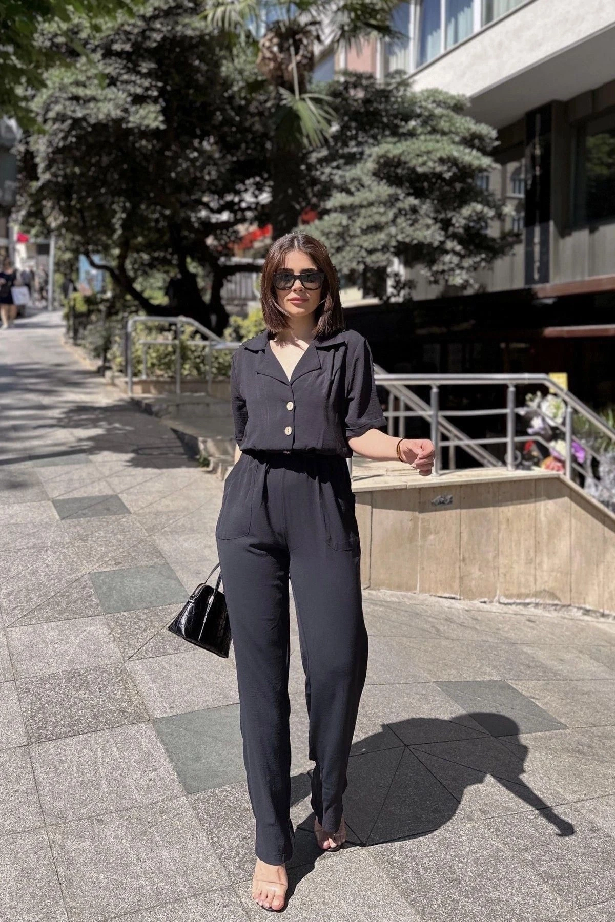 Siyah Apaş Yaka, Kısa Kol, Keten/Airobin Kumaş, Rahat Kesim, Yarım Patlı, Beli Büzgülü Tulum