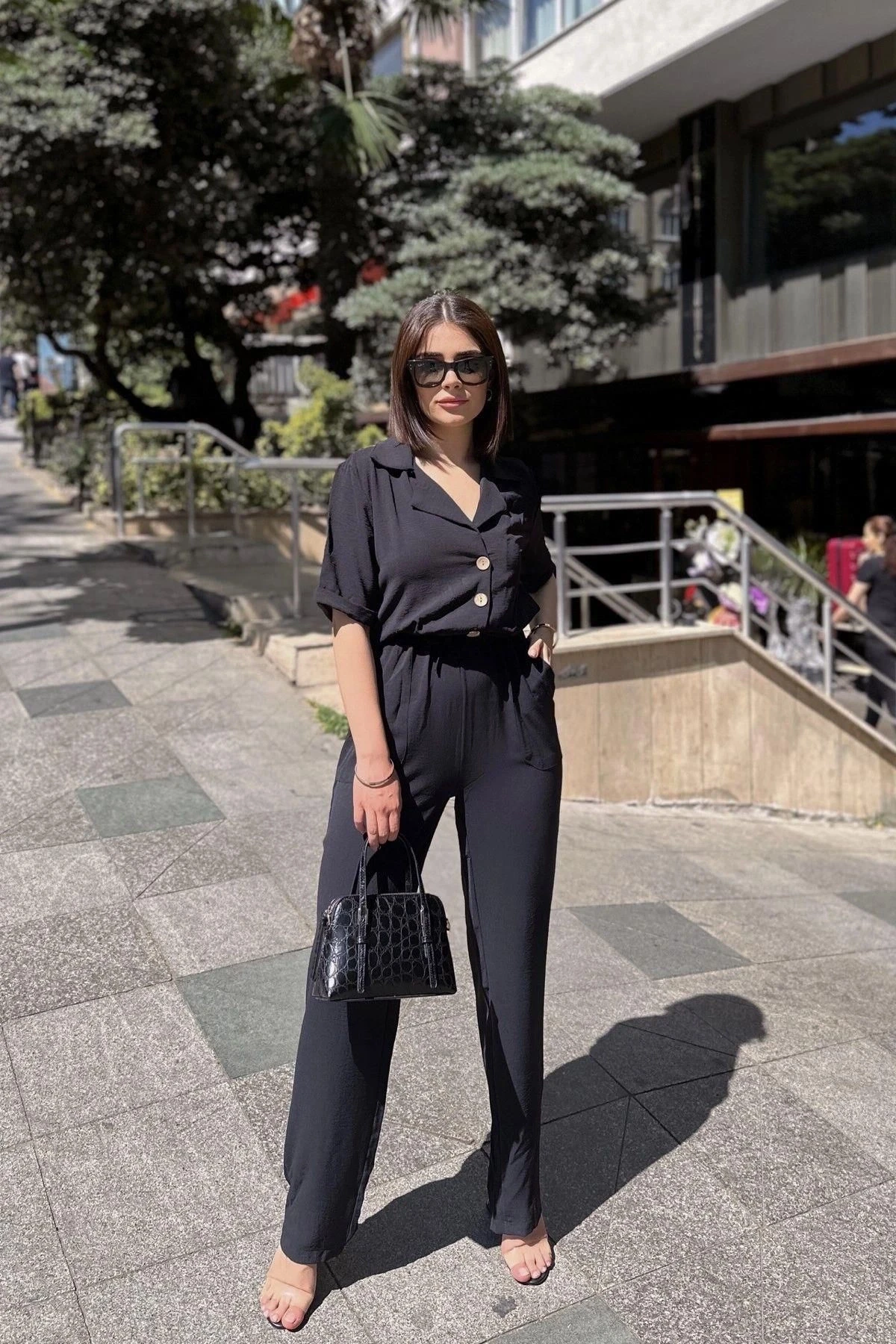 Siyah Apaş Yaka, Kısa Kol, Keten/Airobin Kumaş, Rahat Kesim, Yarım Patlı, Beli Büzgülü Tulum