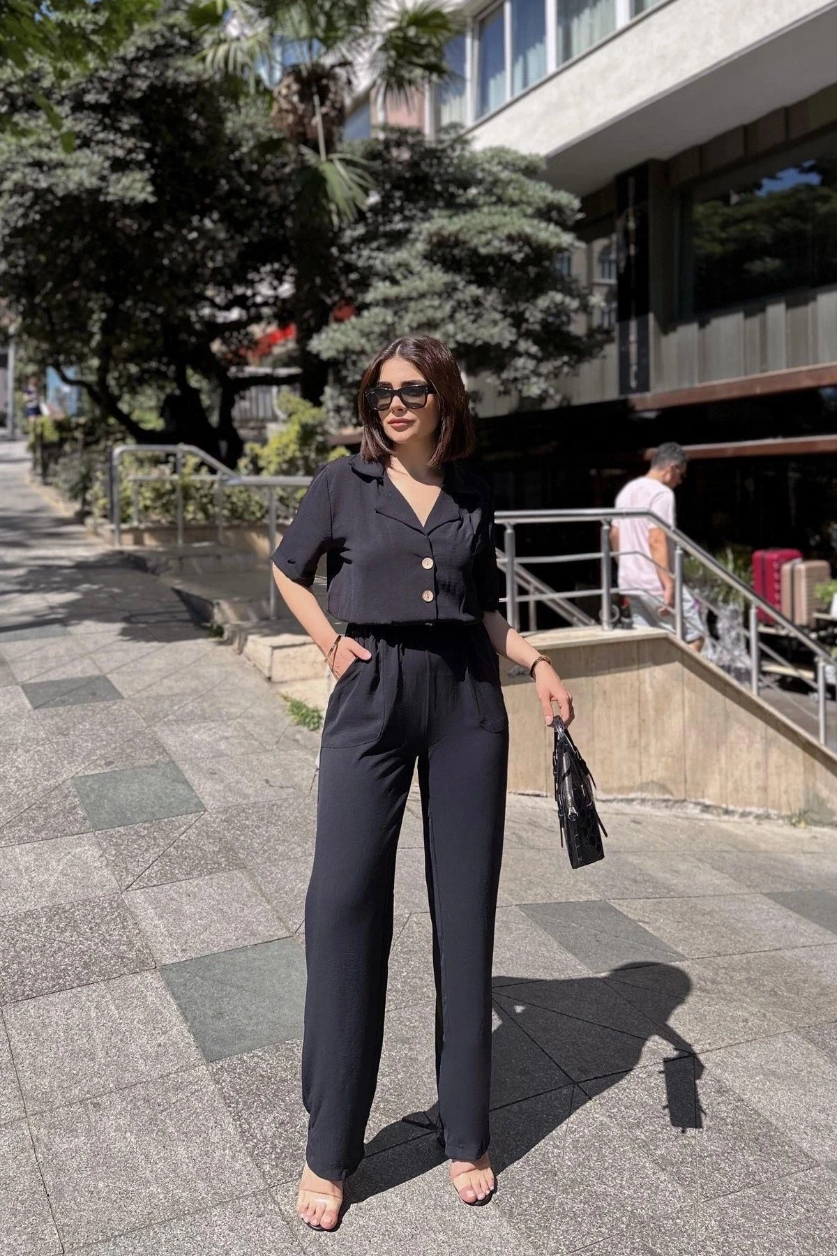 Siyah Apaş Yaka, Kısa Kol, Keten/Airobin Kumaş, Rahat Kesim, Yarım Patlı, Beli Büzgülü Tulum