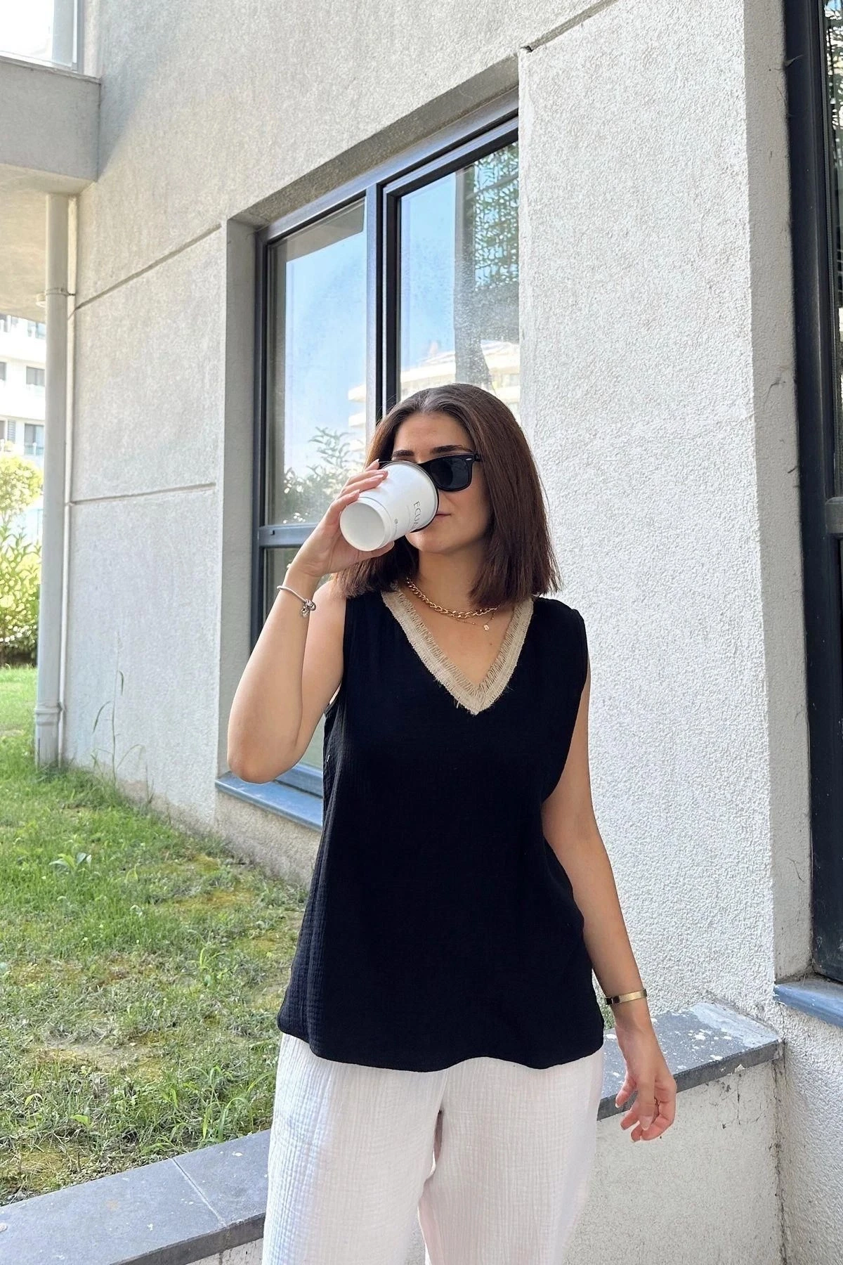 Siyah Hasır Detaylı V Yaka, İthal Müslin Kumaş, Basic Kesim, Salaş Kolsuz Bluz & Atlet