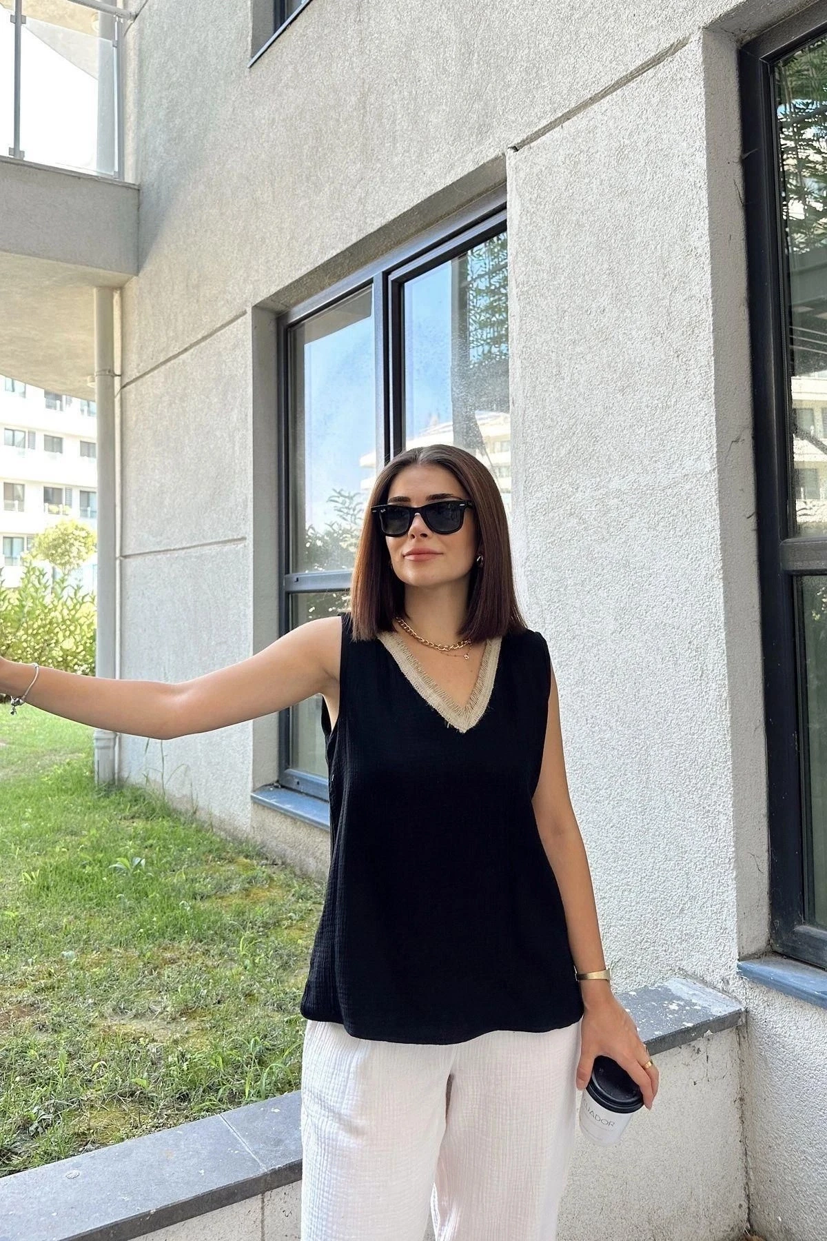 Siyah Hasır Detaylı V Yaka, İthal Müslin Kumaş, Basic Kesim, Salaş Kolsuz Bluz & Atlet