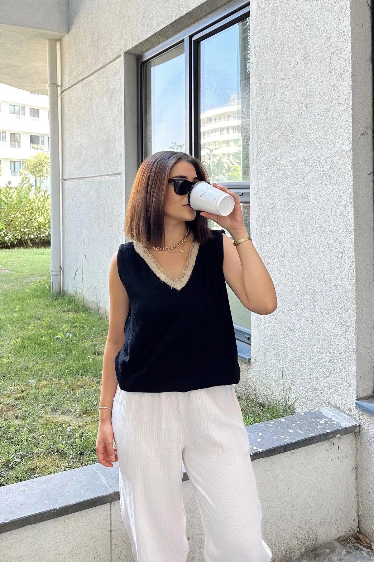 Siyah Hasır Detaylı V Yaka, İthal Müslin Kumaş, Basic Kesim, Salaş Kolsuz Bluz & Atlet