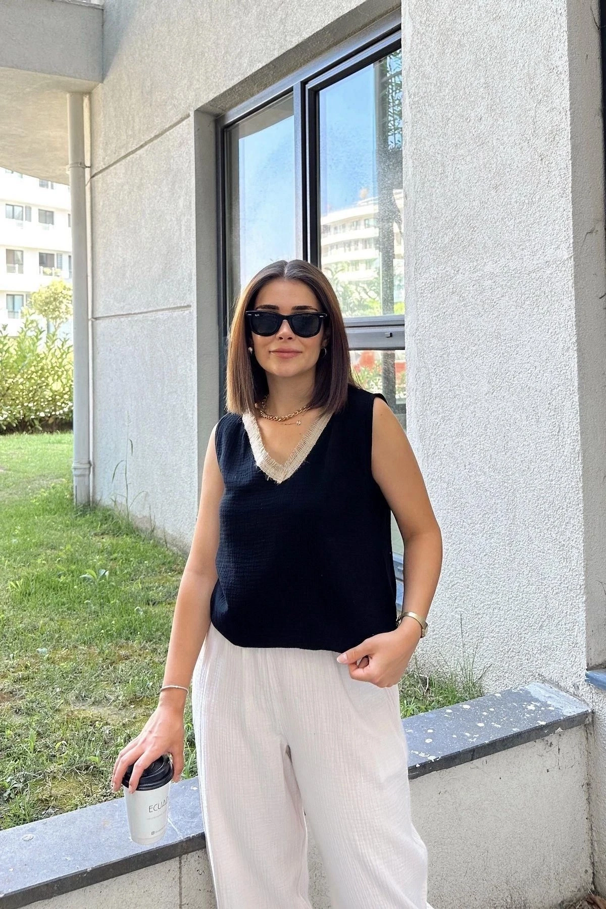 Siyah Hasır Detaylı V Yaka, İthal Müslin Kumaş, Basic Kesim, Salaş Kolsuz Bluz & Atlet