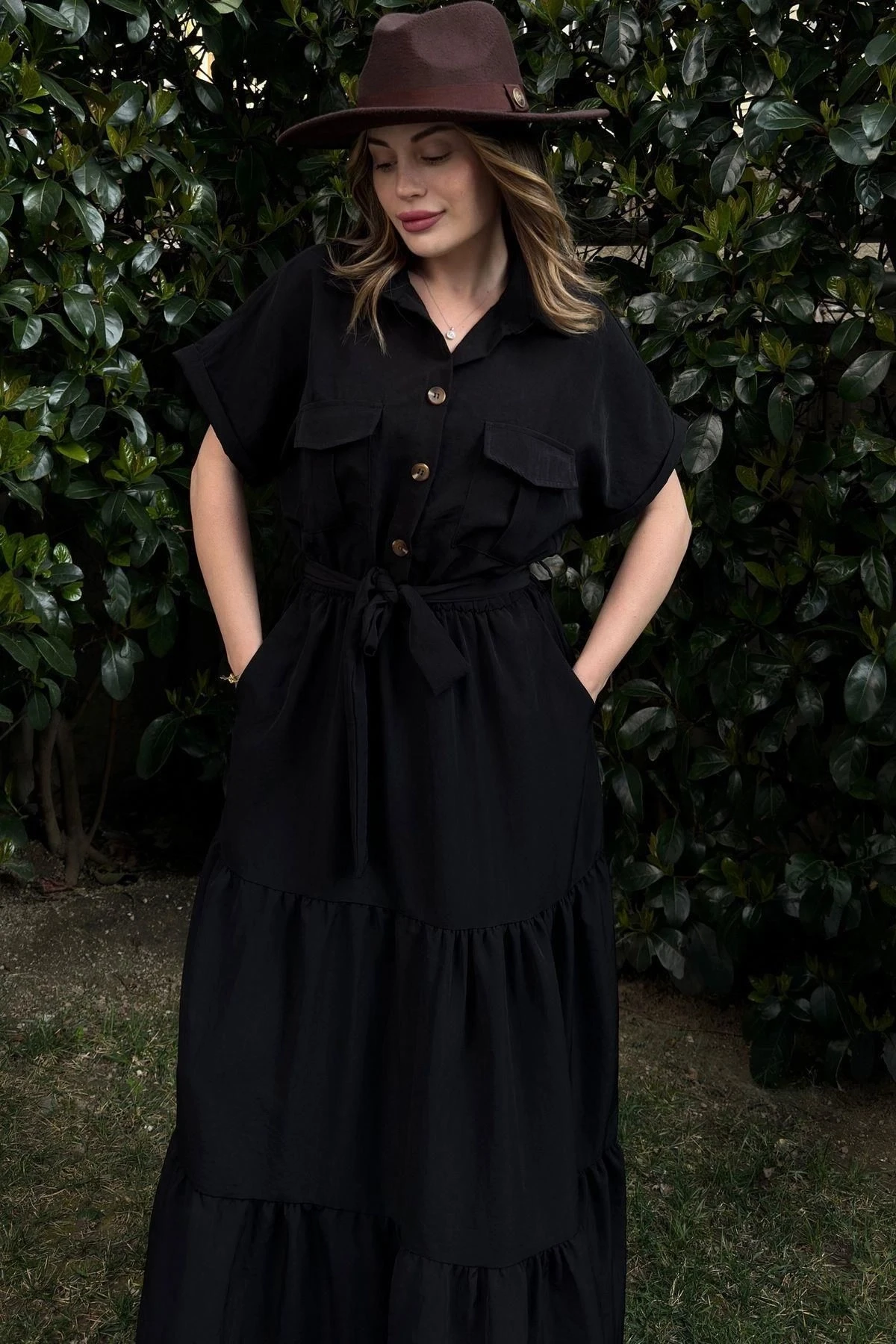 Siyah Kısa Kol, Airobin Kumaş, Yarım Patlı, Kemerli/Kuşaklı, Eteği Pliseli, Cepli Maxi Uzun Elbise