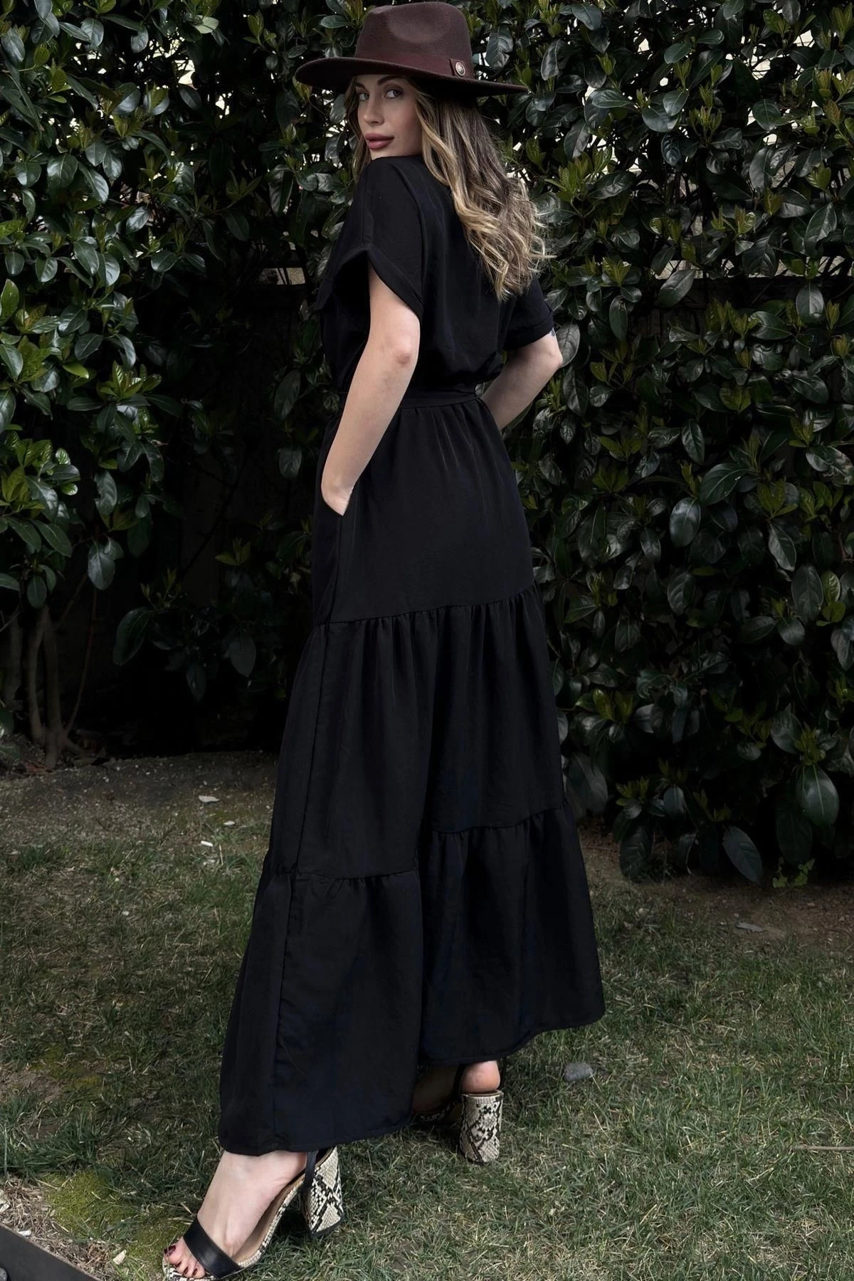 Siyah Kısa Kol, Airobin Kumaş, Yarım Patlı, Kemerli/Kuşaklı, Eteği Pliseli, Cepli Maxi Uzun Elbise