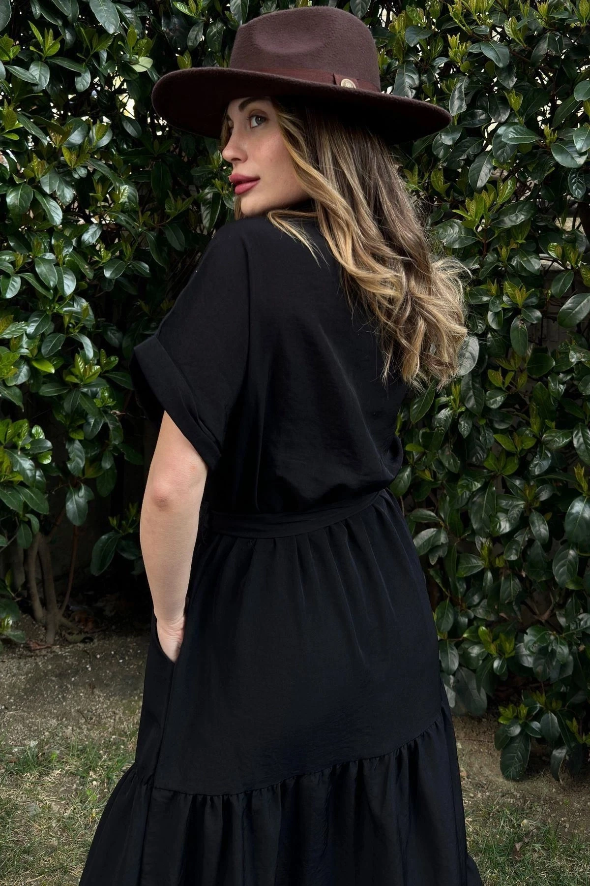 Siyah Kısa Kol, Airobin Kumaş, Yarım Patlı, Kemerli/Kuşaklı, Eteği Pliseli, Cepli Maxi Uzun Elbise