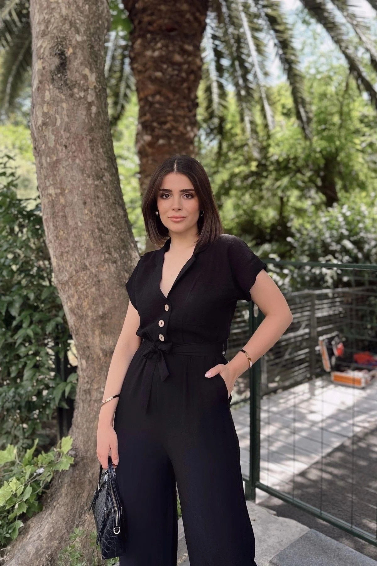 Siyah Kısa Kol, Keten/Airobin Kumaş, Rahat Kesim, Cepli, Yarım Patlı, Kemerli/Kuşaklı Tulum