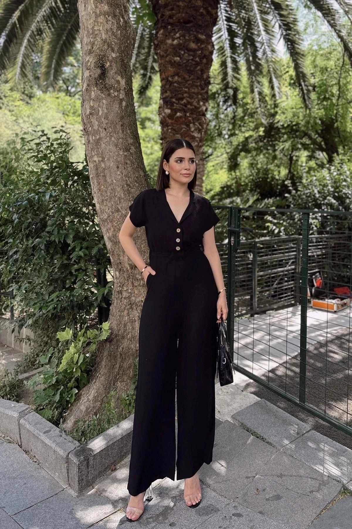 Siyah Kısa Kol, Keten/Airobin Kumaş, Rahat Kesim, Cepli, Yarım Patlı, Kemerli/Kuşaklı Tulum