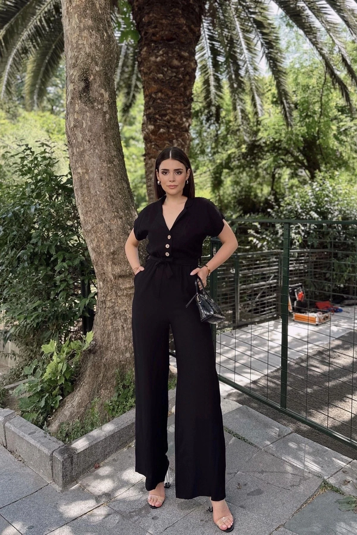 Siyah Kısa Kol, Keten/Airobin Kumaş, Rahat Kesim, Cepli, Yarım Patlı, Kemerli/Kuşaklı Tulum