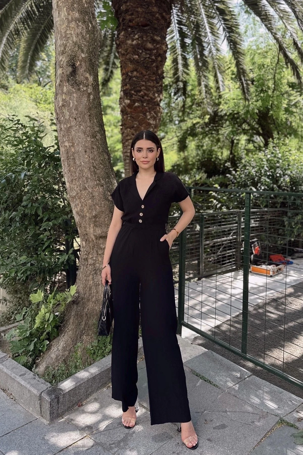 Siyah Kısa Kol, Keten/Airobin Kumaş, Rahat Kesim, Cepli, Yarım Patlı, Kemerli/Kuşaklı Tulum