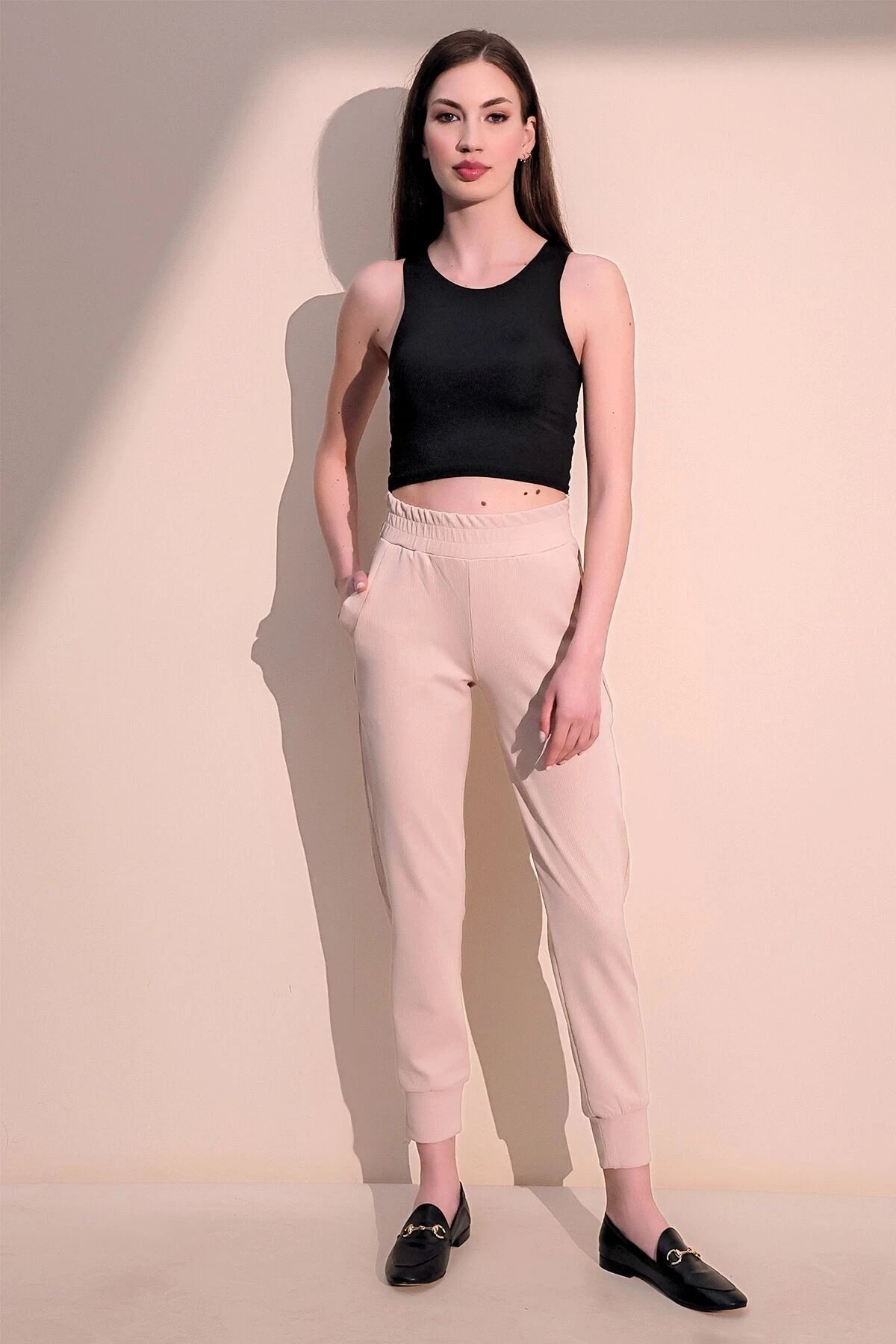 Kadın Bej Rahat Dokulu Kumaş Cepli Beli Lastikli Paça Jogger Spor Pantolon