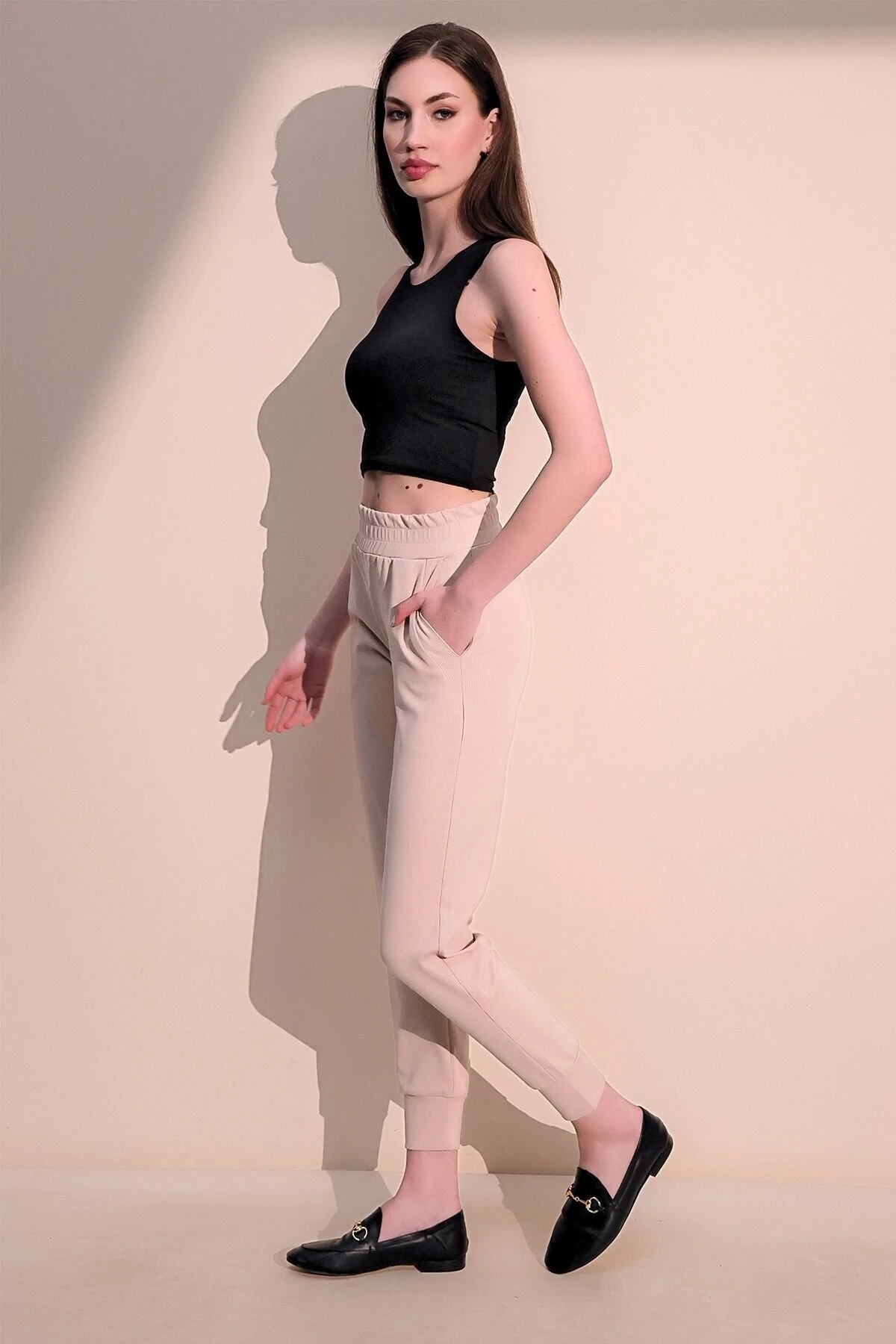 Kadın Bej Rahat Dokulu Kumaş Cepli Beli Lastikli Paça Jogger Spor Pantolon